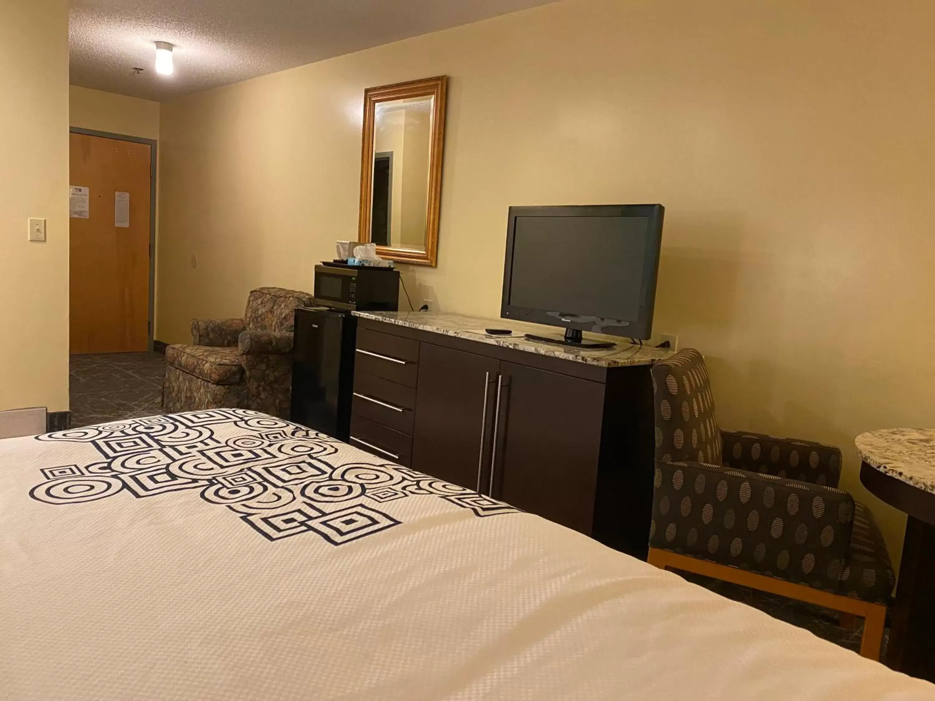 View (from property/room), Bed in Knights Inn & Suites Dublin View (from property/room), Bed in Knights Inn & Suites Dublin