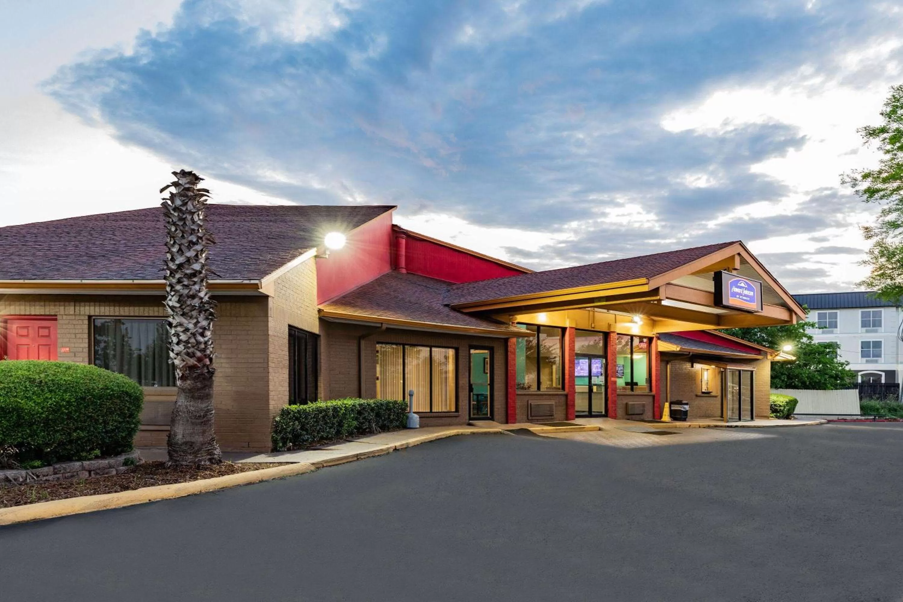 Property building in Howard Johnson by Wyndham Houston Hobby Airport