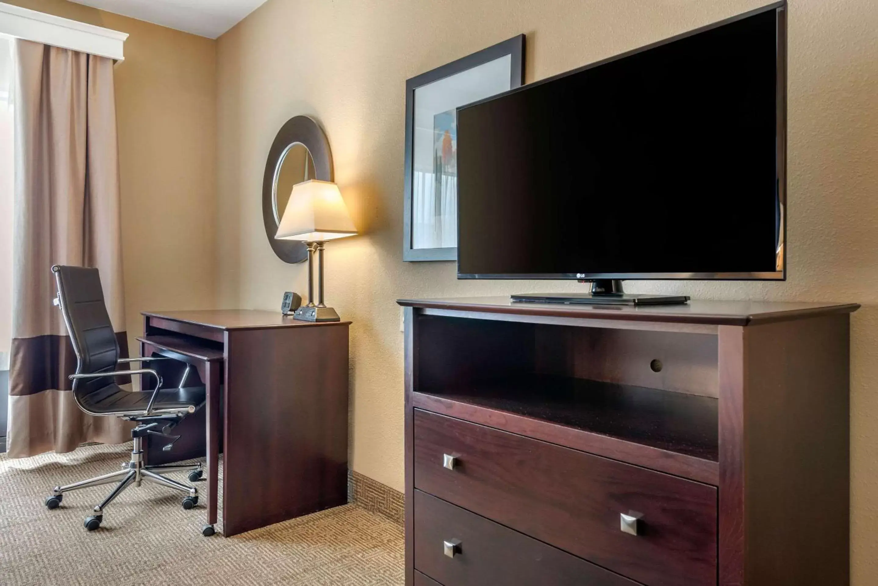 Photo of the whole room, TV/Entertainment Center in Comfort Suites near Route 66