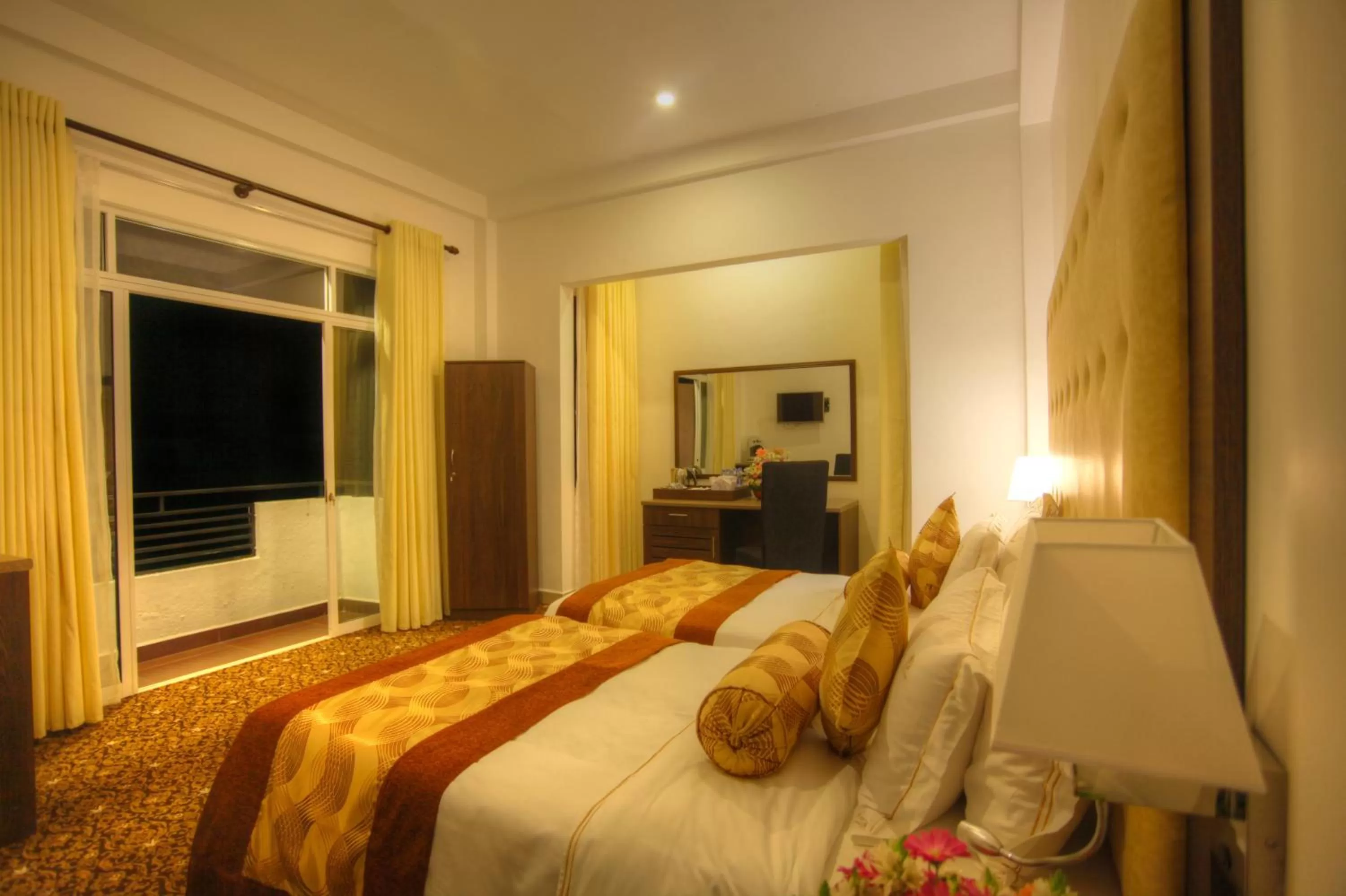 Photo of the whole room, Bed in The Queensburry City Hotel