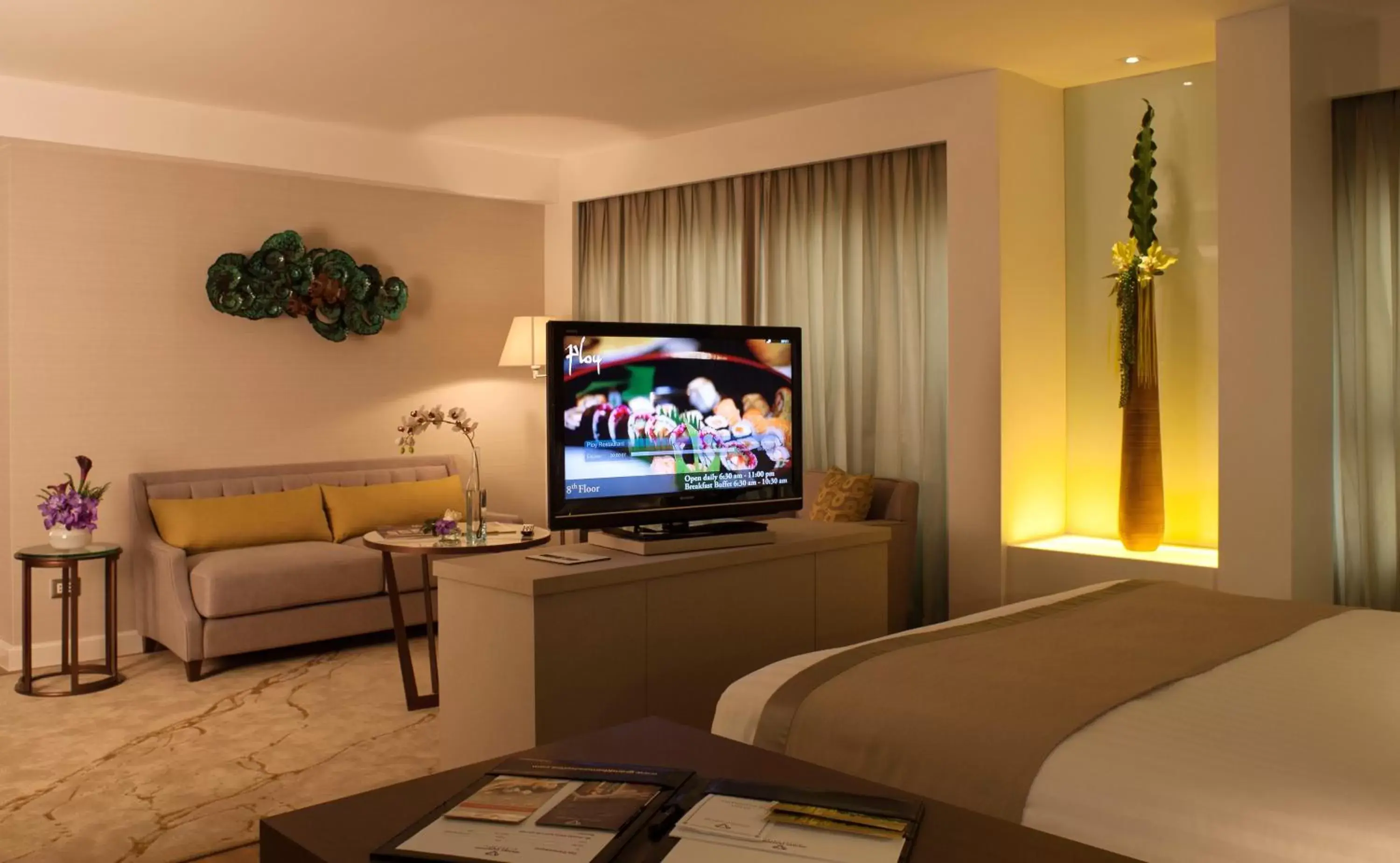 Bed, TV/Entertainment Center in Grand Diamond Suites Hotel