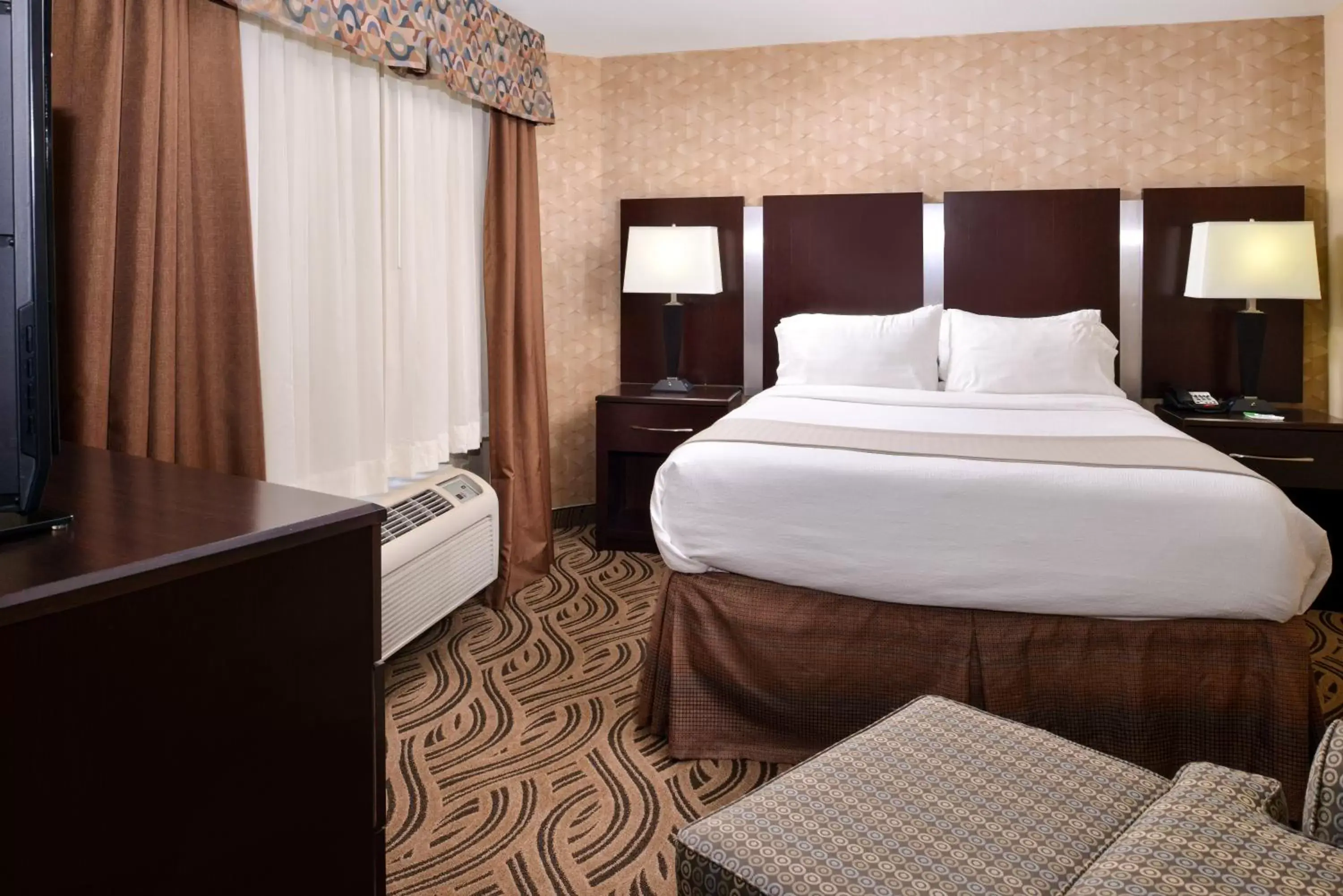 Photo of the whole room, Bed in Holiday Inn Fort Worth North- Fossil Creek, an IHG Hotel