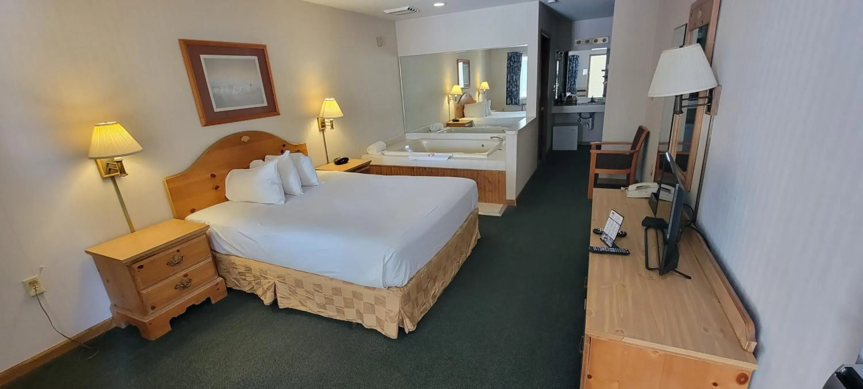 Queen Room with Spa Bath in Thunderbird Inn of Mackinaw City