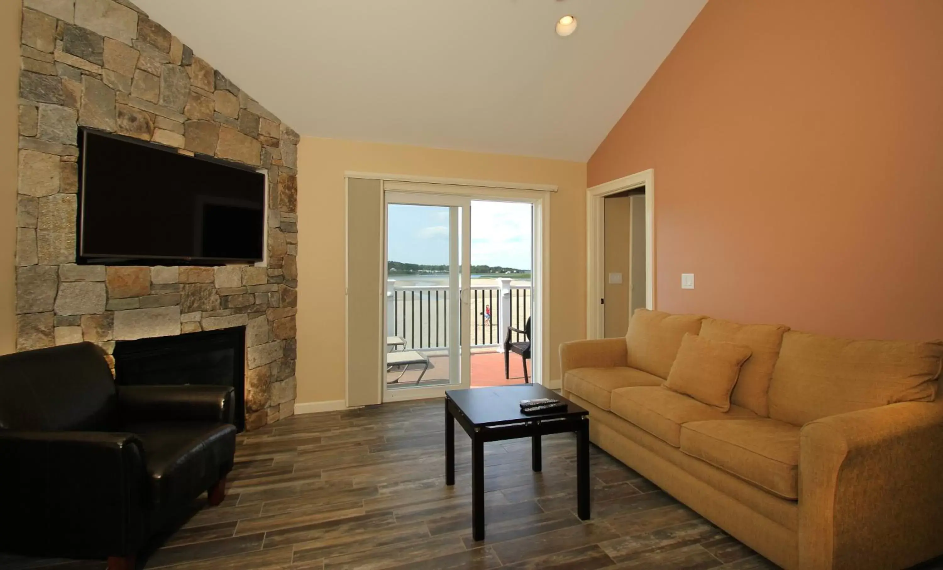 Living room, Seating Area in Norseman Resort on the Beach