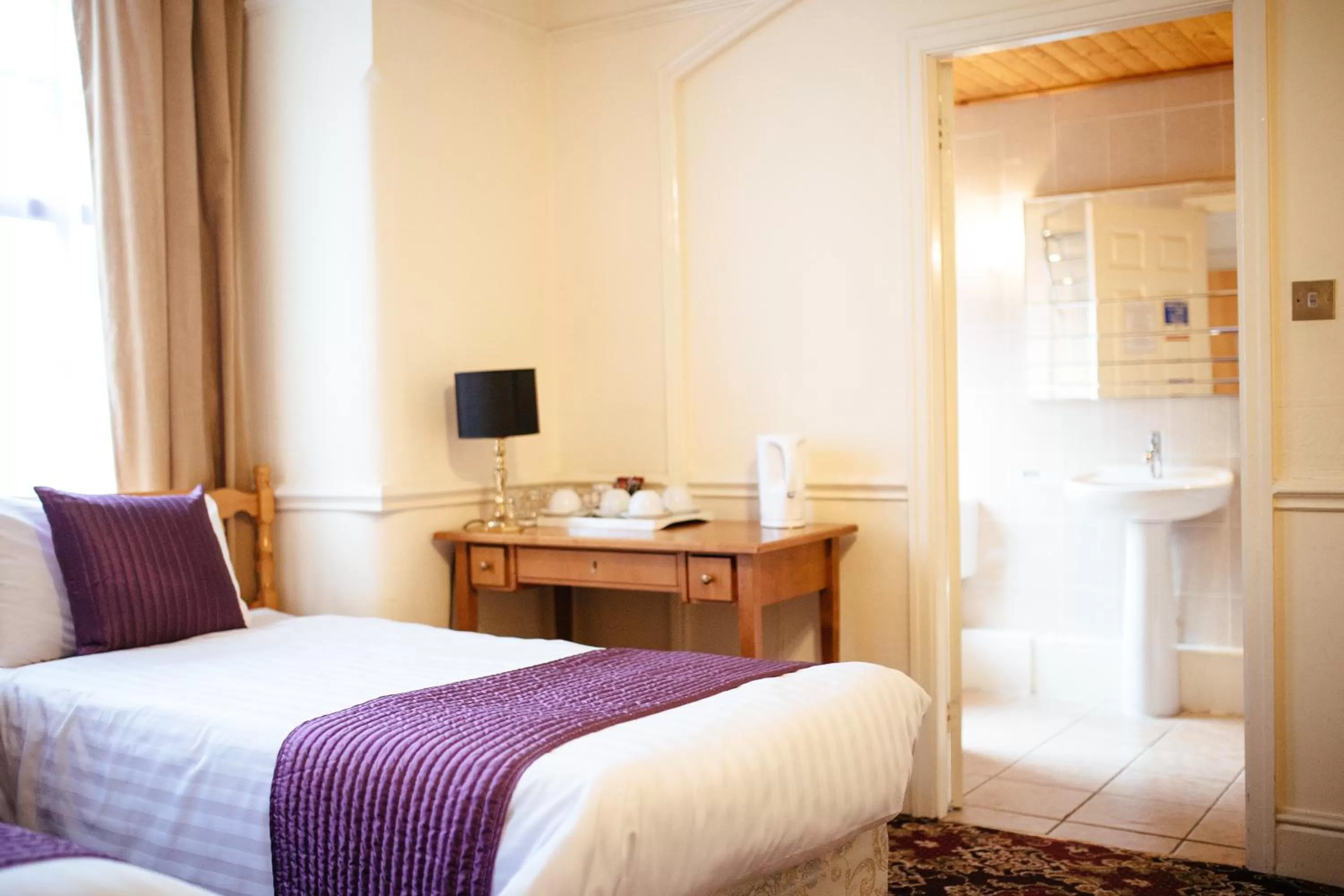 Bathroom, Bed in Pymgate Lodge Hotel Manchester Airport