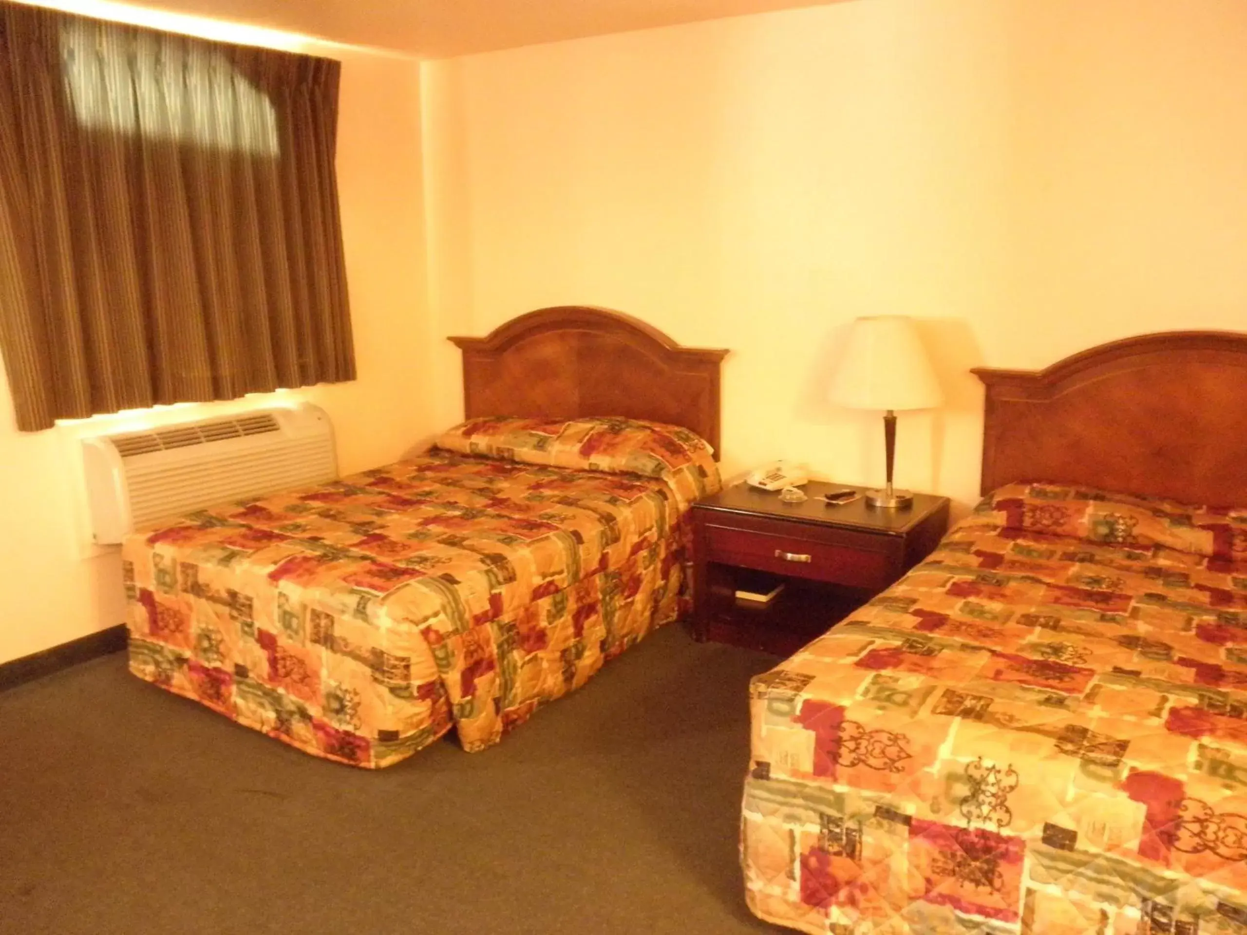 Bed in Rodeway Inn & Suites East