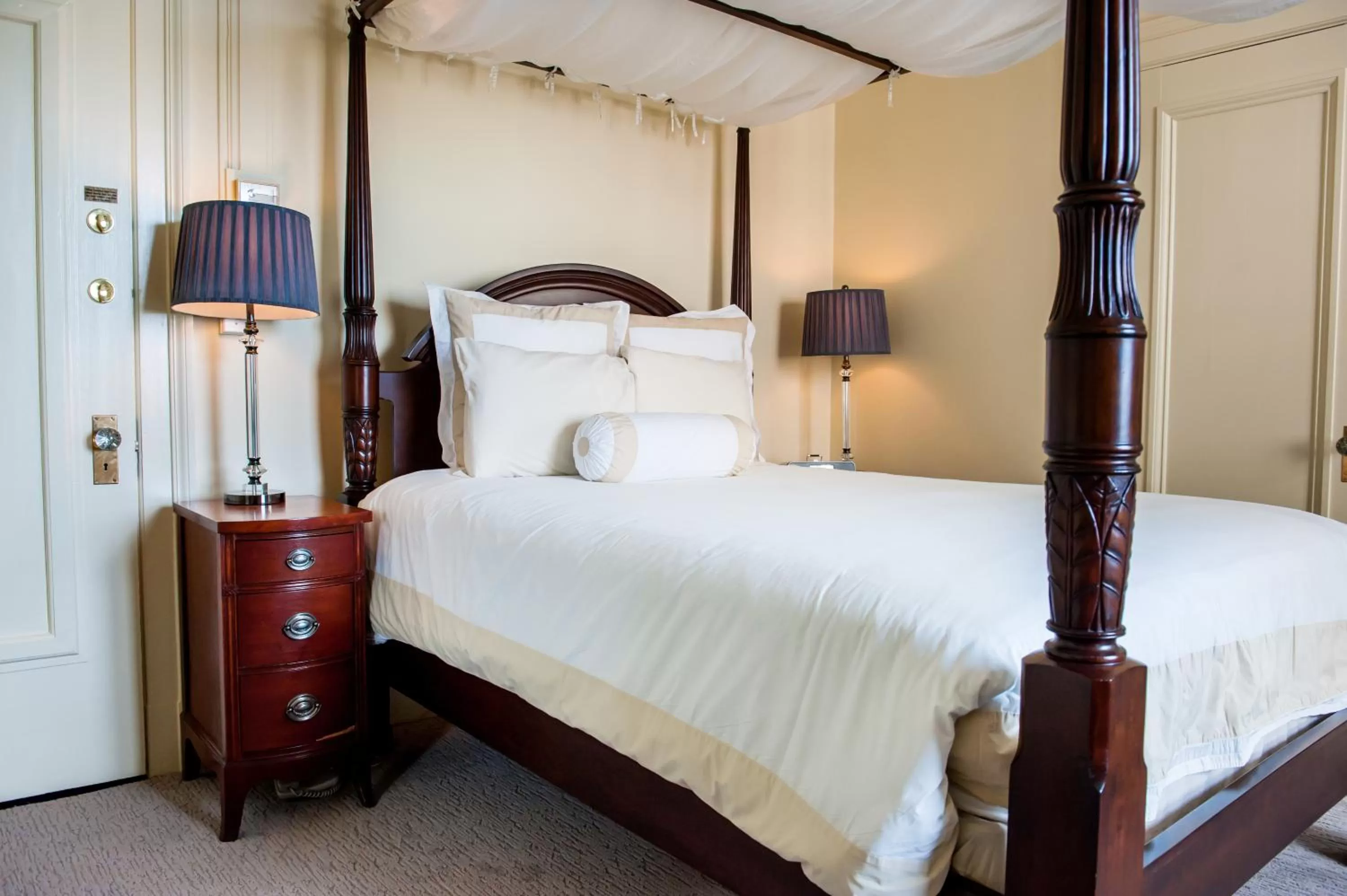 Bed in The Inn at the Union Club of British Columbia