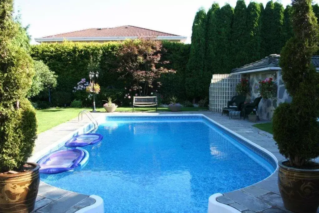 Activities, Swimming Pool in The Stone Hedge Bed and Breakfast