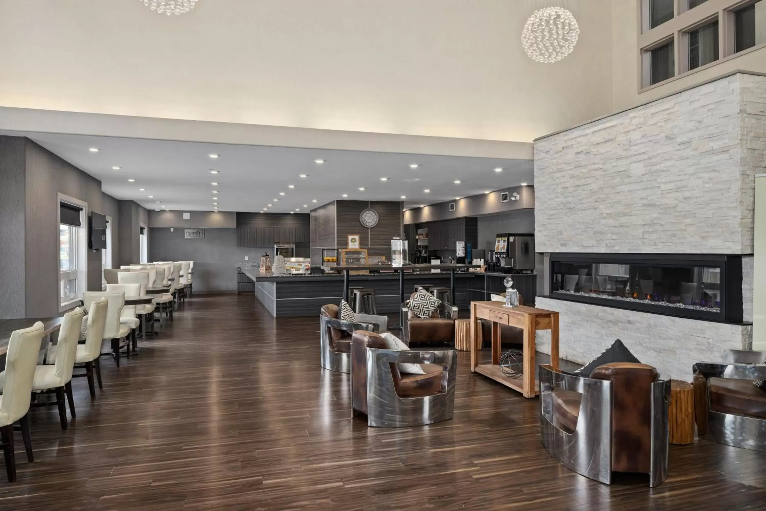 Lobby or reception, Restaurant/Places to Eat in Home Inn & Suites Saskatoon South