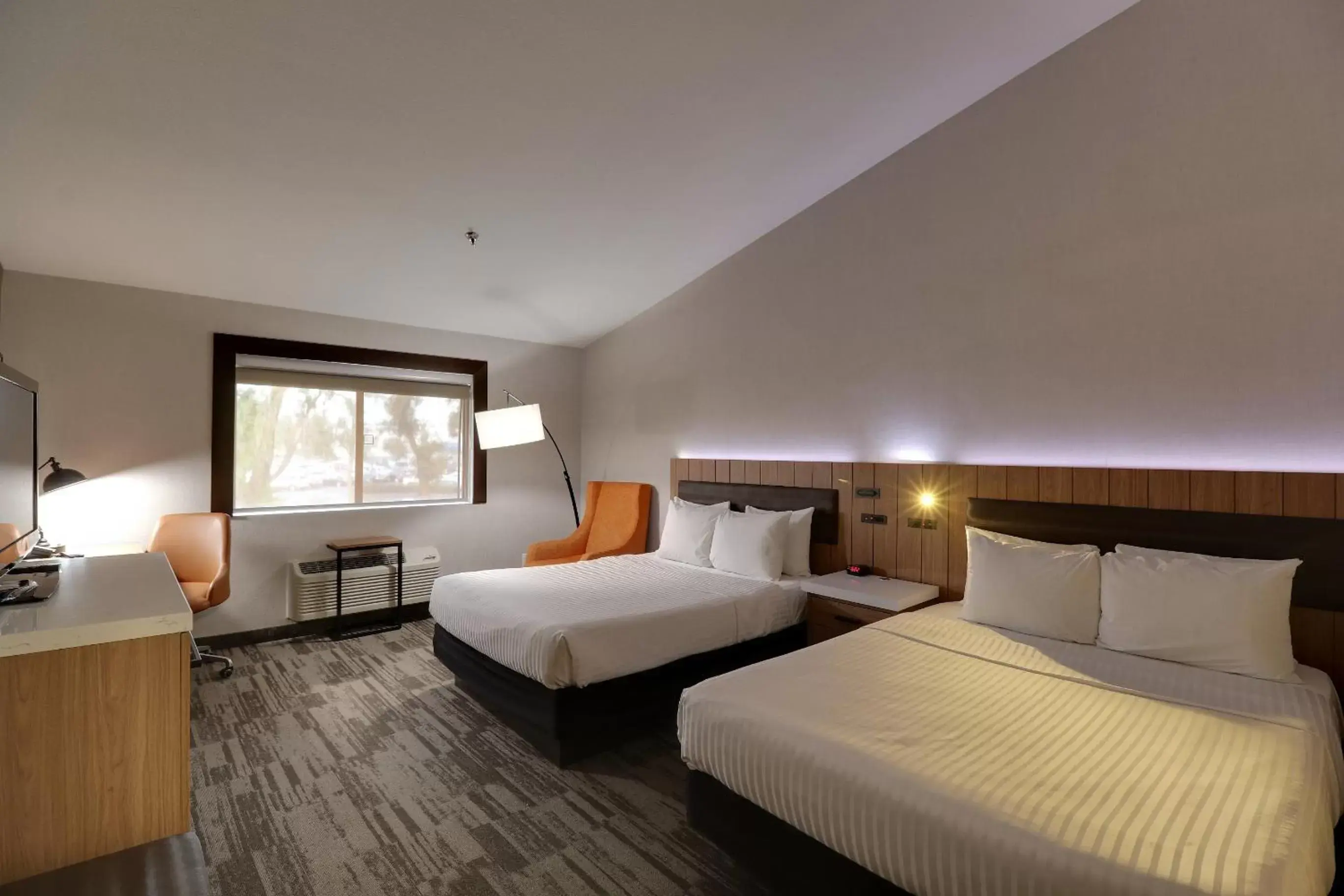 Photo of the whole room, Bed in Modesto Hotel - Gateway to Yosemite
