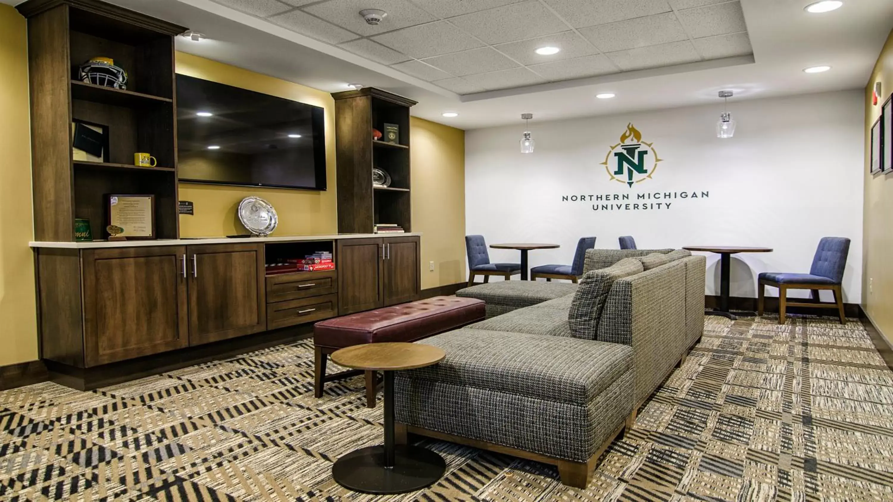 Property building, Lobby/Reception in Staybridge Suites Marquette, an IHG Hotel