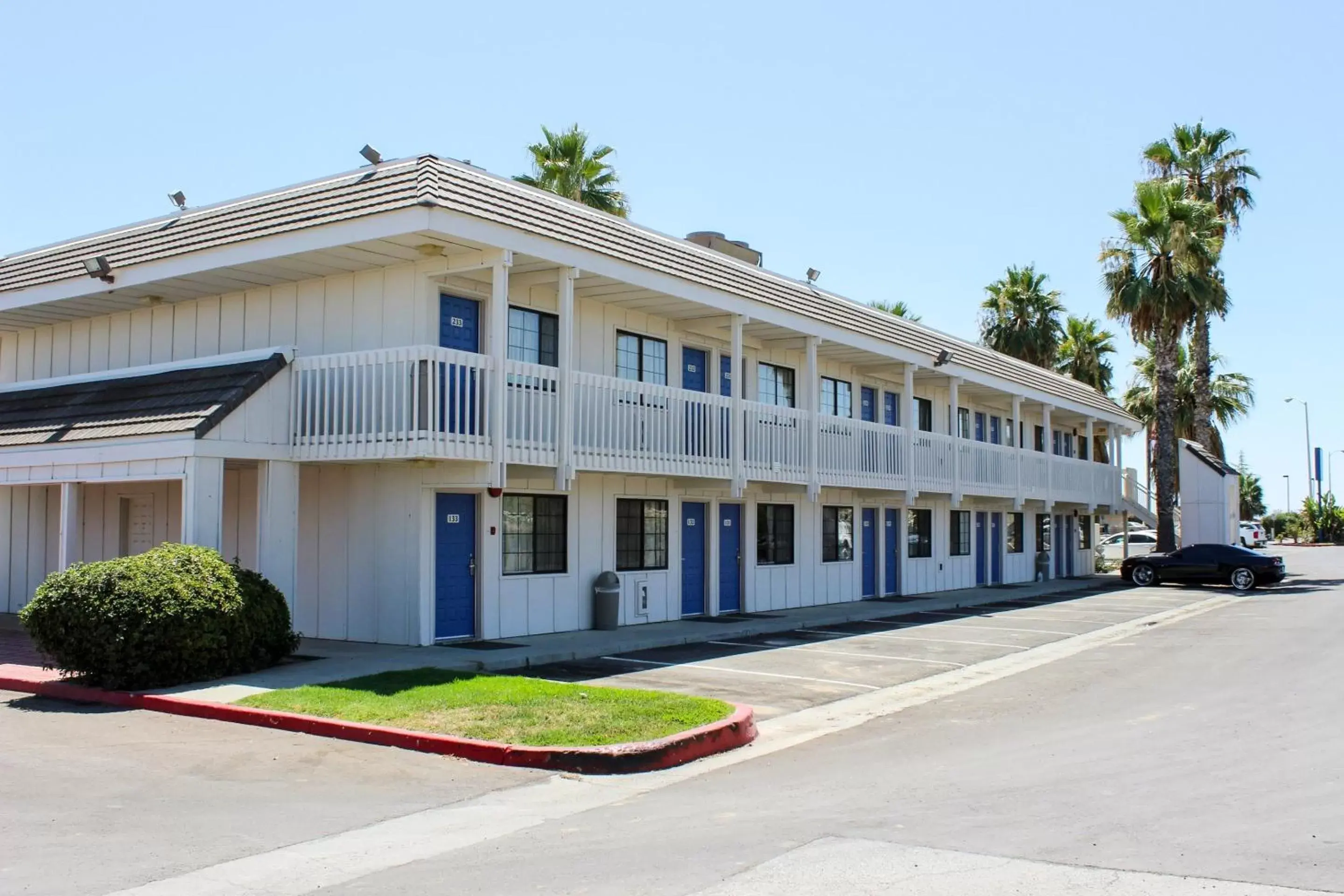 Property building in Motel 6-Coalinga, CA - East Property building in Motel 6-Coalinga, CA - East