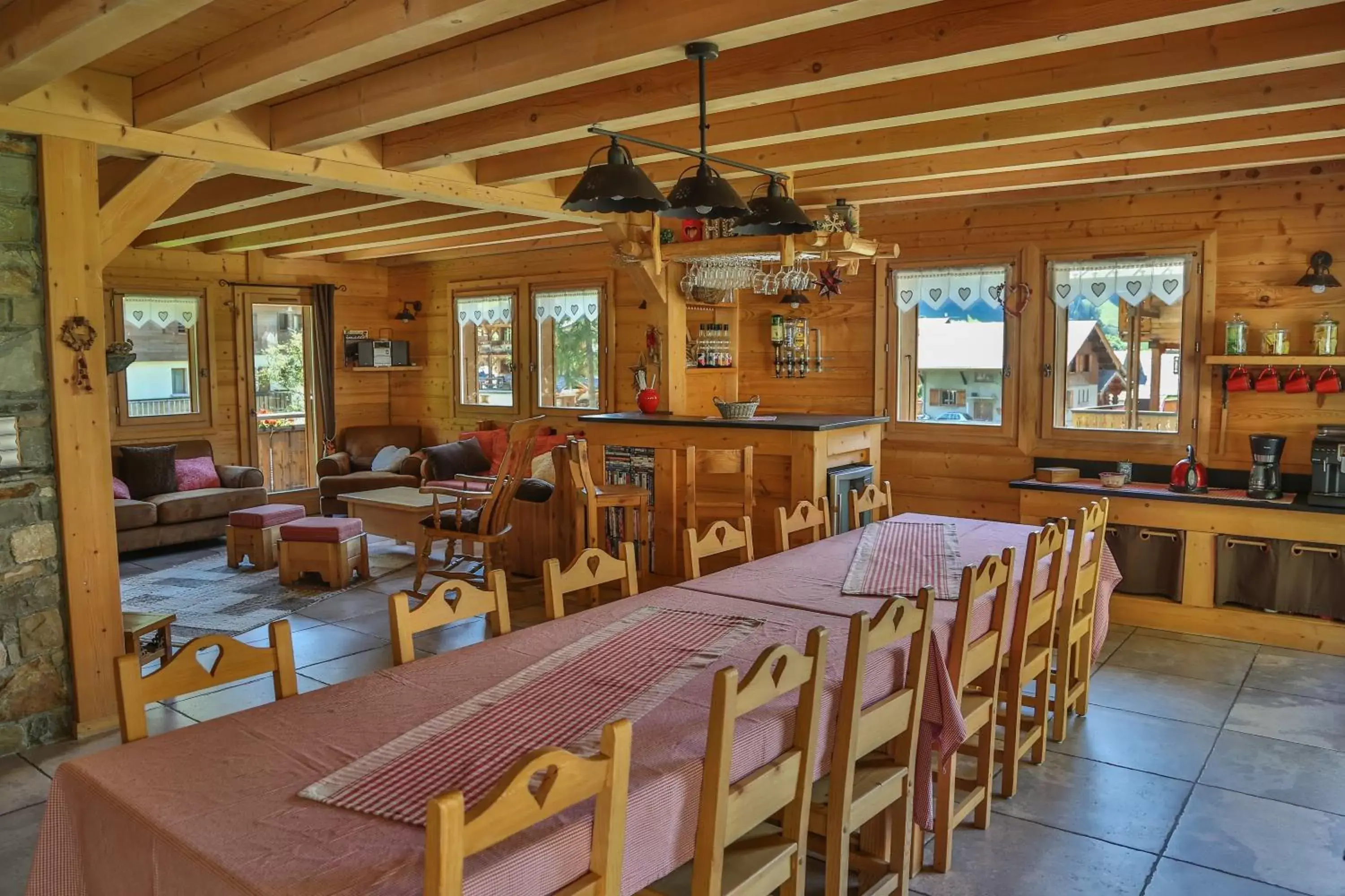 Restaurant/Places to Eat in Bed and Breakfast Chalet Manava