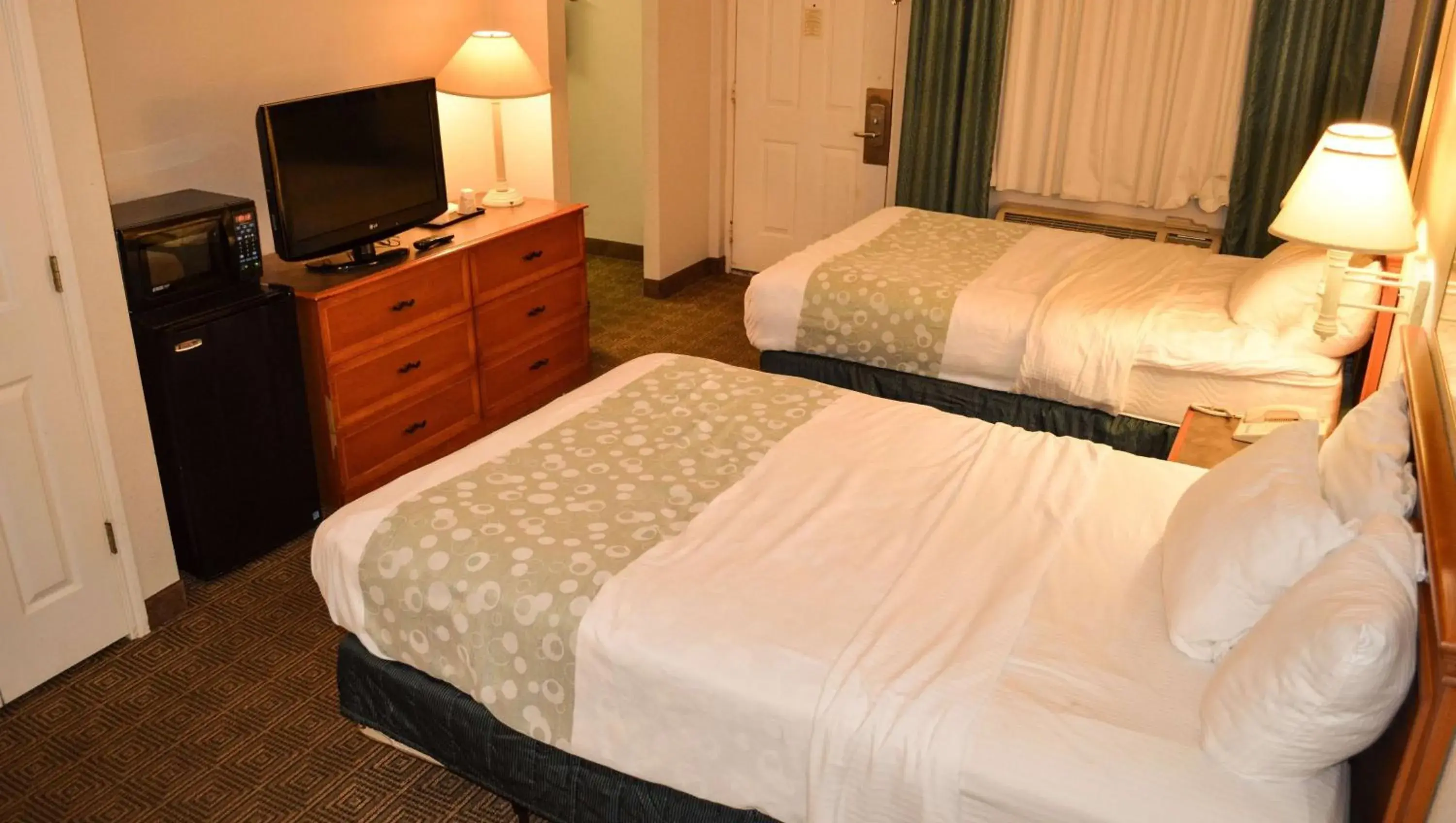 Photo of the whole room, Bed in Magnuson Hotel Texarkana