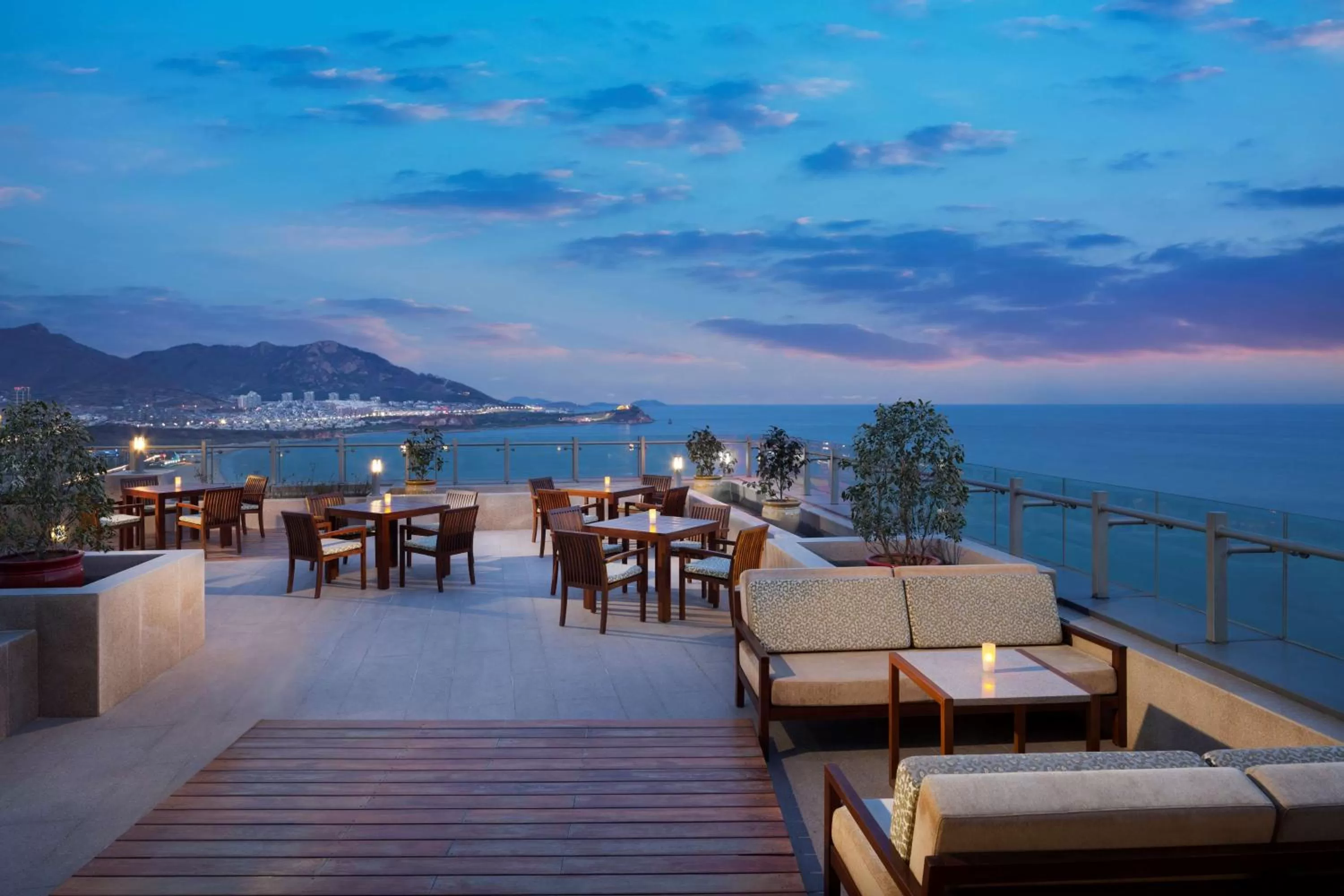 Lounge or bar in Hyatt Regency Qingdao - Stone old beach - Exhibition Center