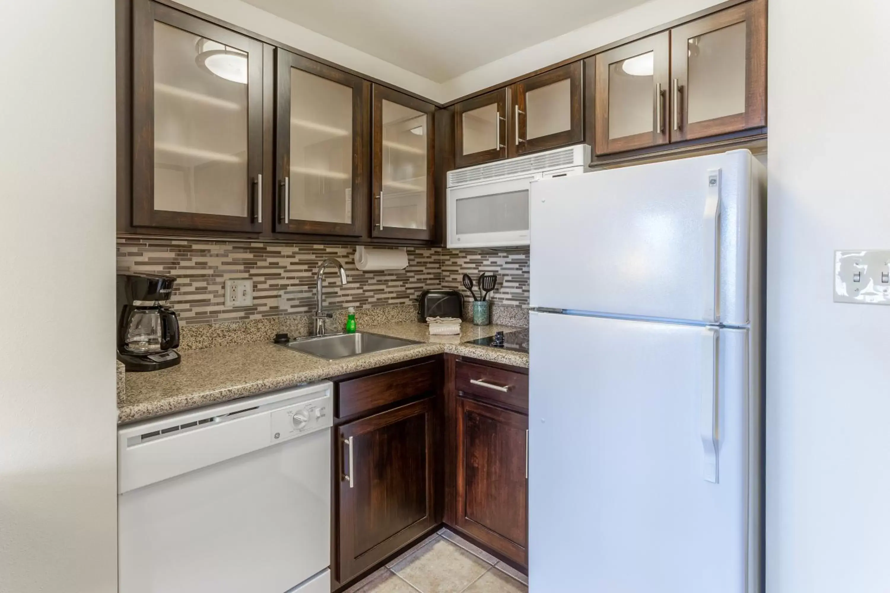 Kitchen or kitchenette, Kitchen/Kitchenette in Staybridge Suites Davenport, an IHG Hotel