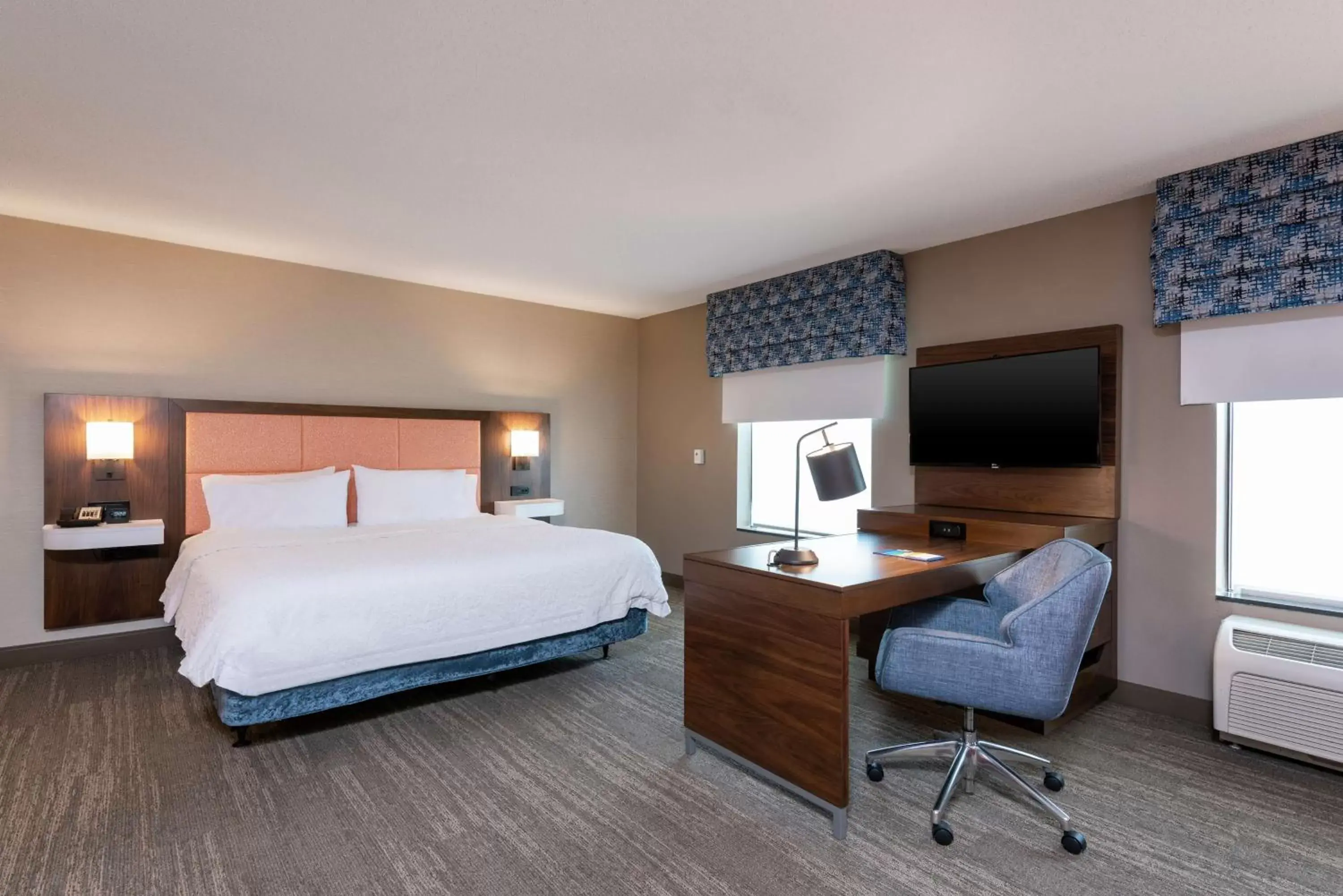 Bedroom, TV/Entertainment Center in Hampton Inn & Suites Marshalltown