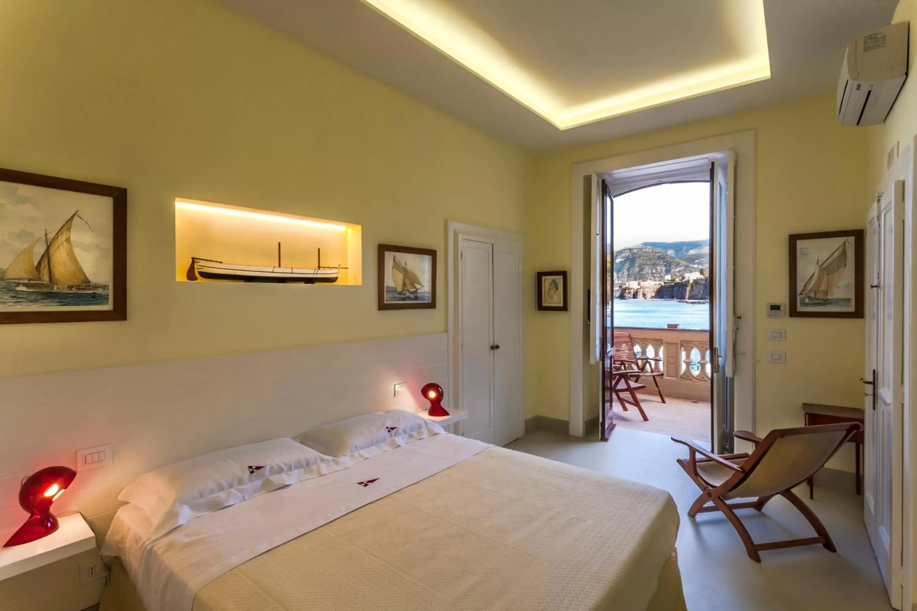 Photo of the whole room, Bed in Yacht Club Capo Cervo Suites B&B