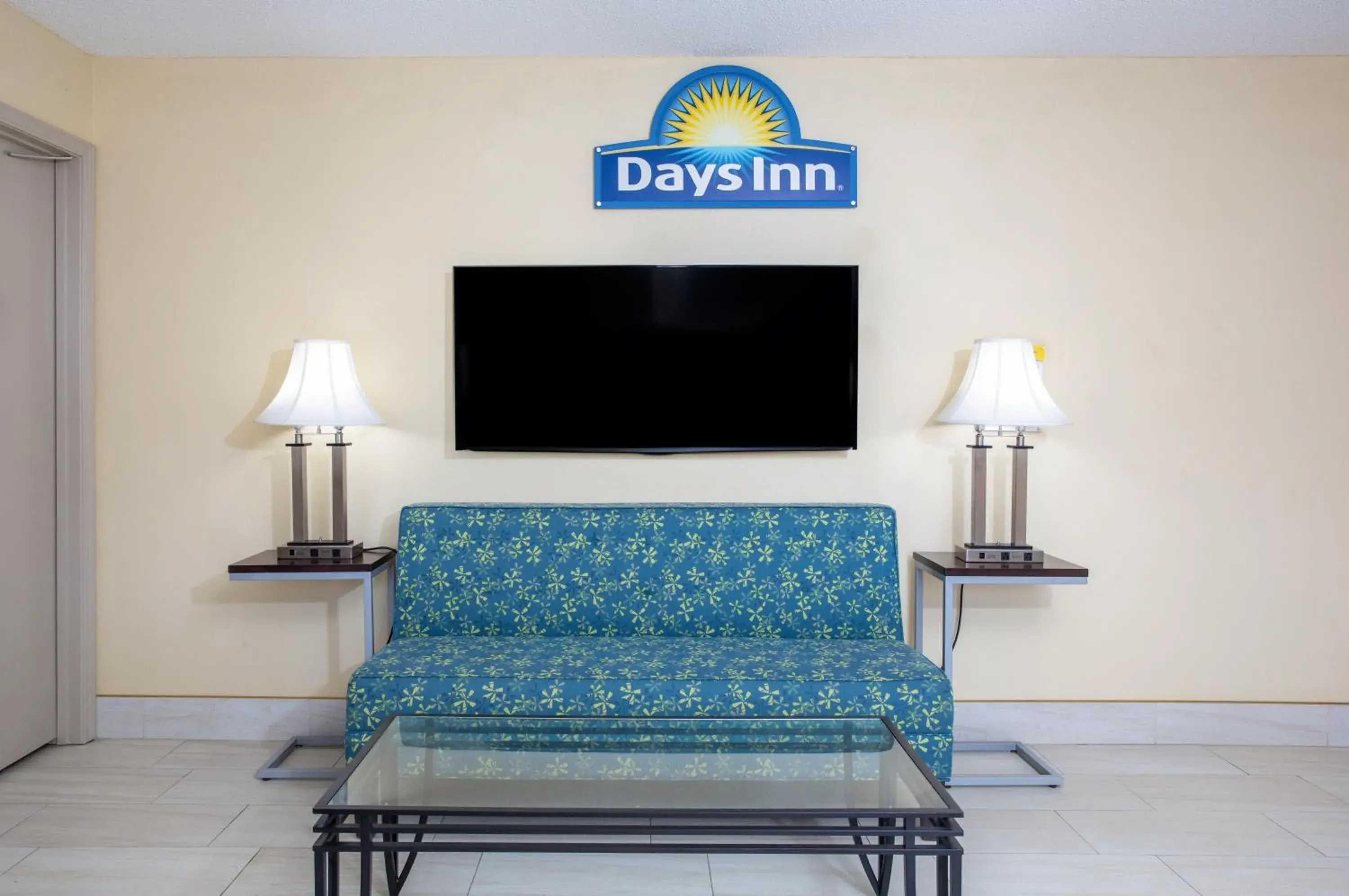 Communal lounge/ TV room, Seating Area in Days Inn by Wyndham Chipley