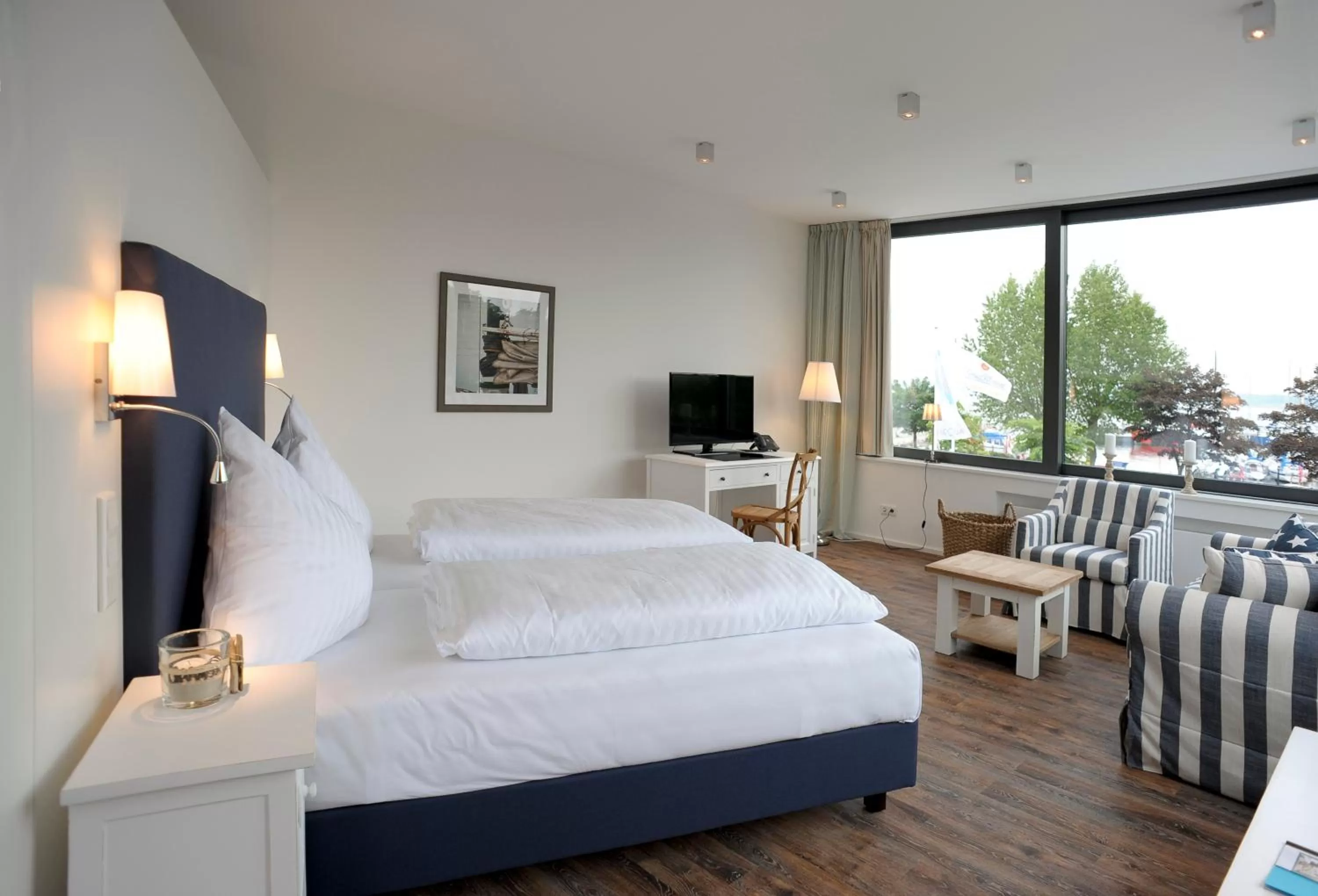 Seating area, Bed in ACQUA Strande Yachthotel & Restaurant