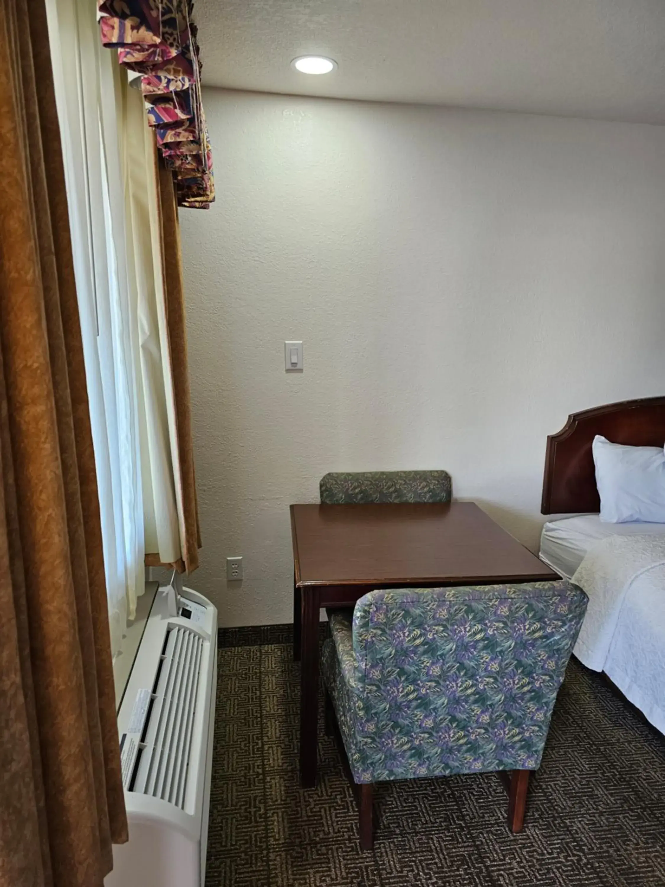 Seating area, Bed in Rodeway Inn Tucumcari