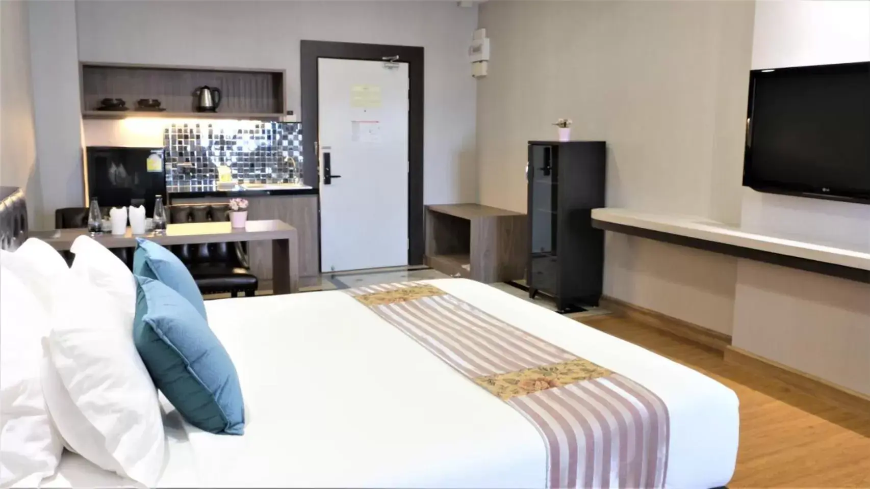 Kitchen or kitchenette, Bed in KTK Pattaya Hotel & Residence