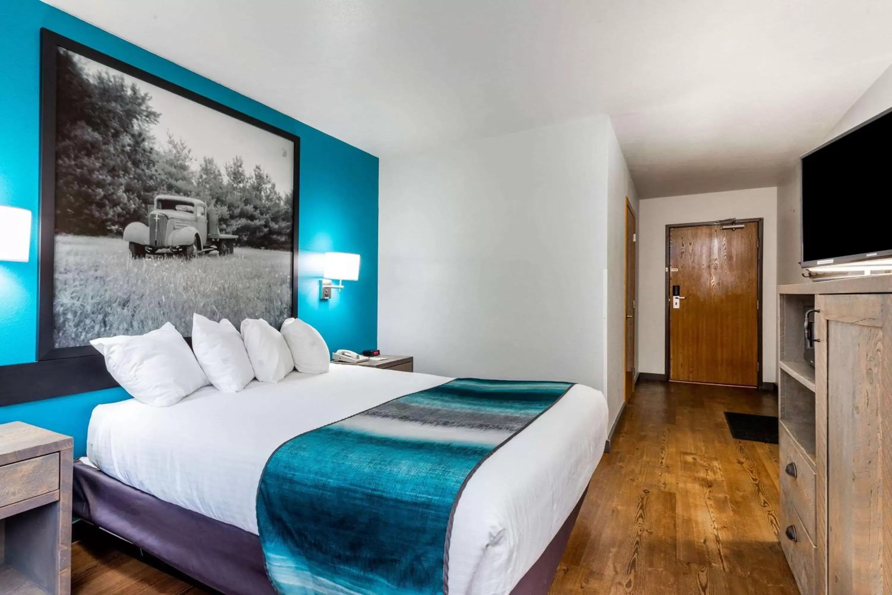 Photo of the whole room, Bed in Super 8 by Wyndham Gardiner/Yellowstone Park Area