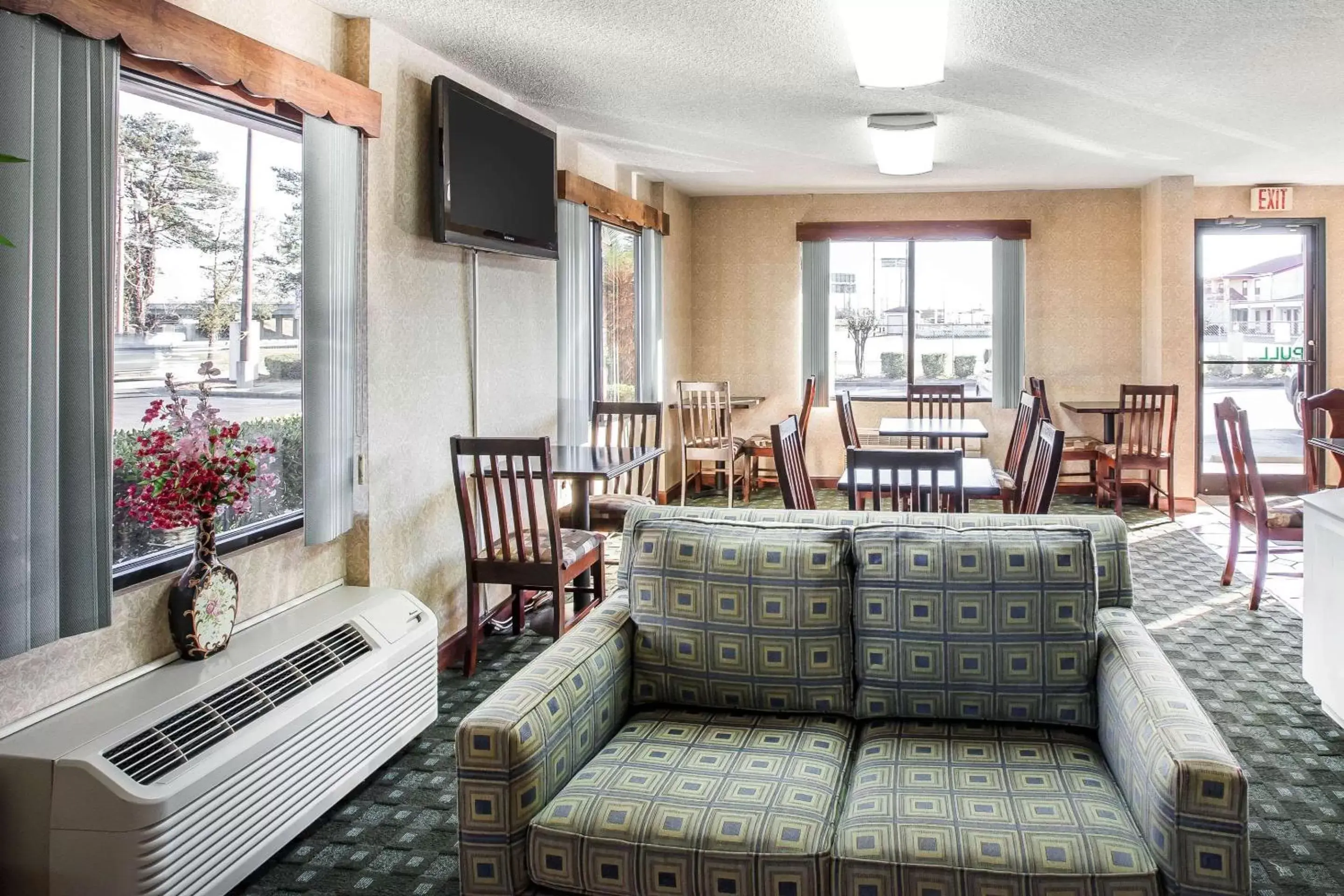 Restaurant/places to eat, Seating Area in Quality Inn Byron