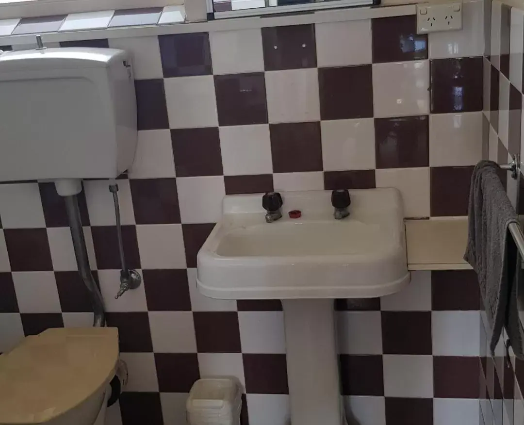 Bathroom in Billabong Motel
