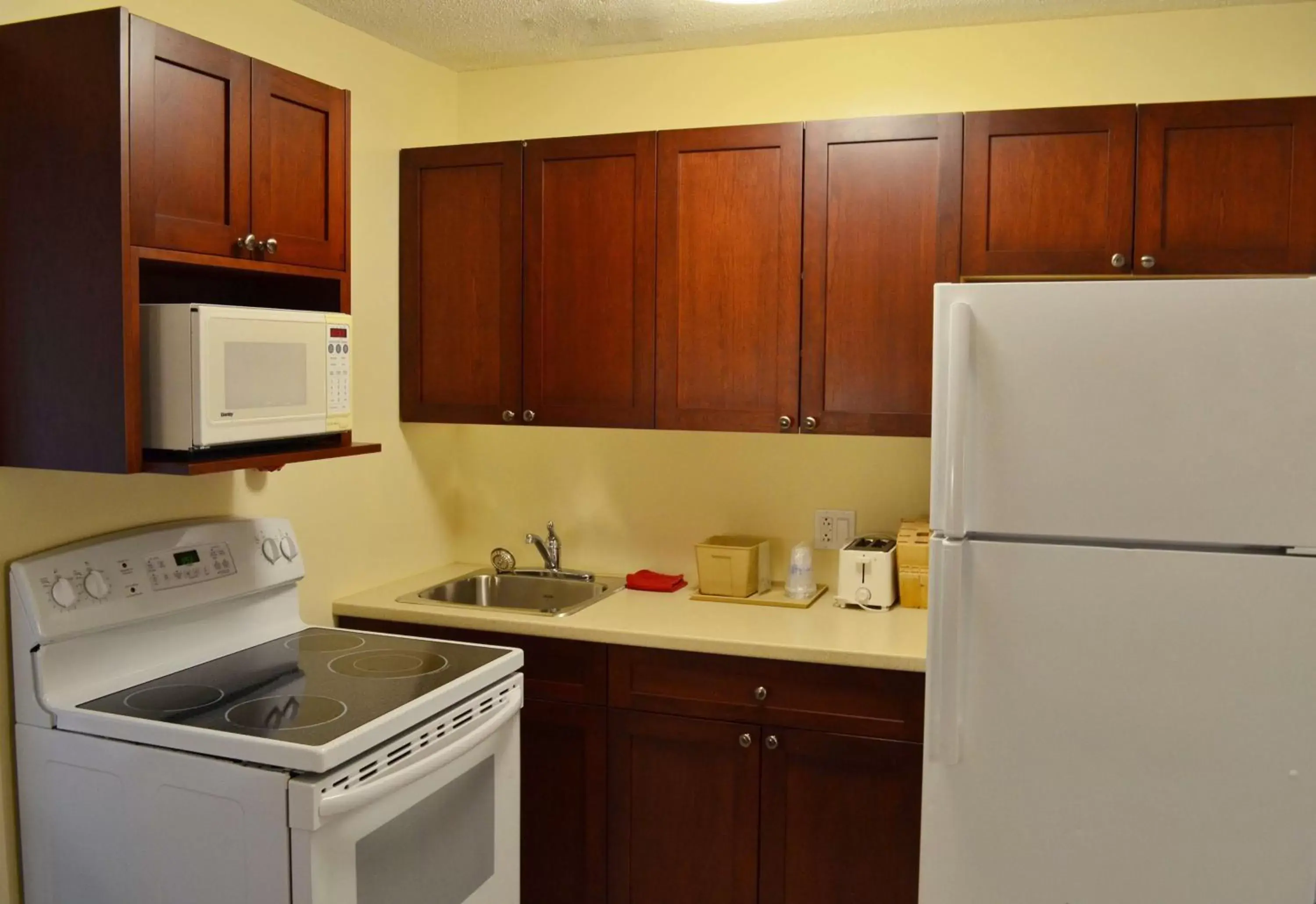 Photo of the whole room, Kitchen/Kitchenette in Best Western Gold Rush Inn