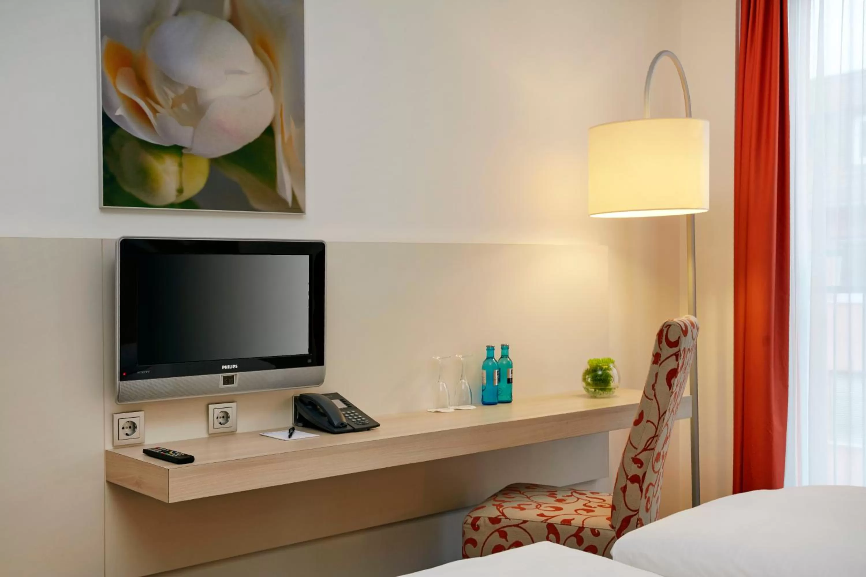 Photo of the whole room, Bed in H+ Hotel München