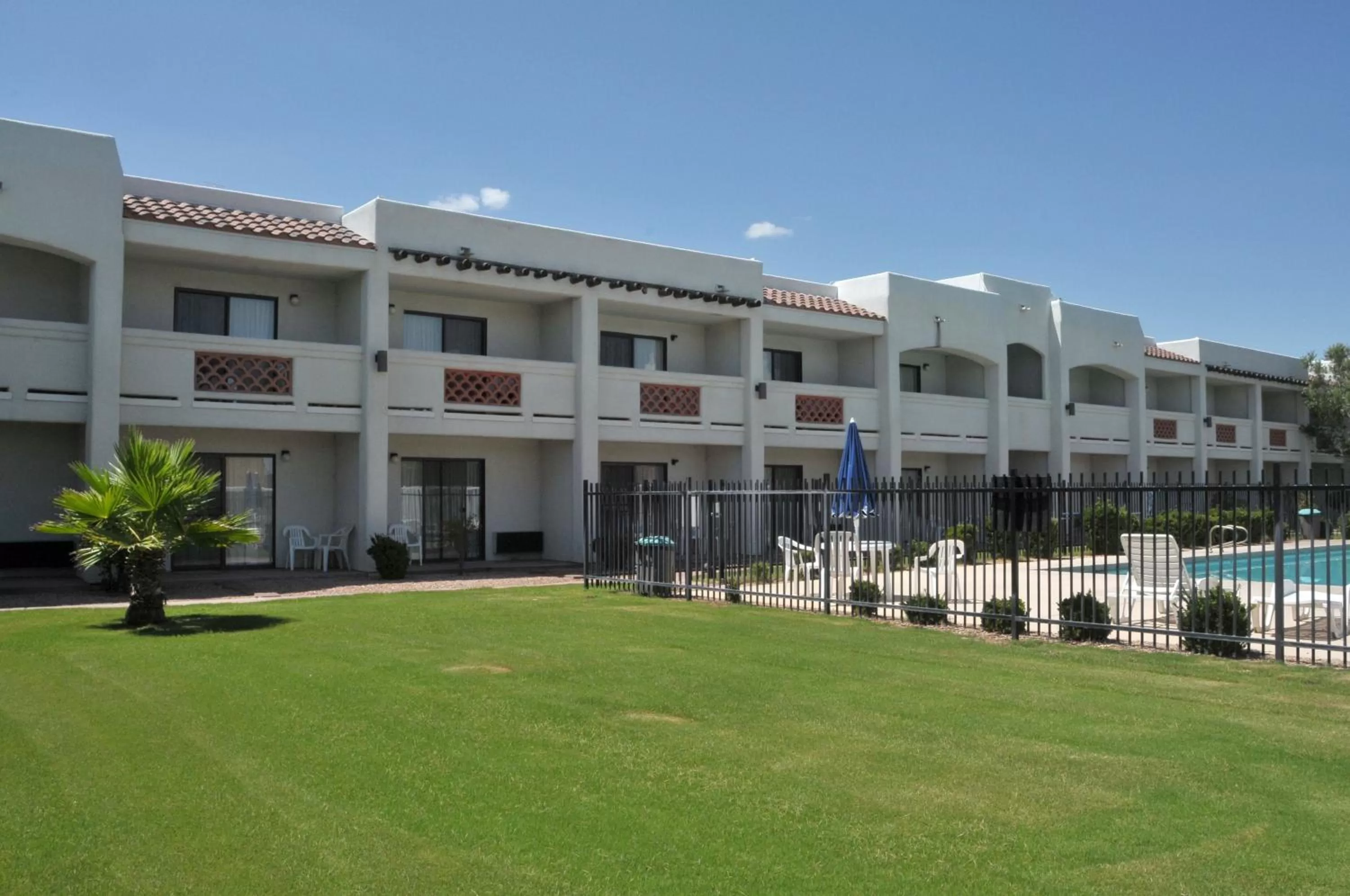 Property building in Los Viajeros Inn