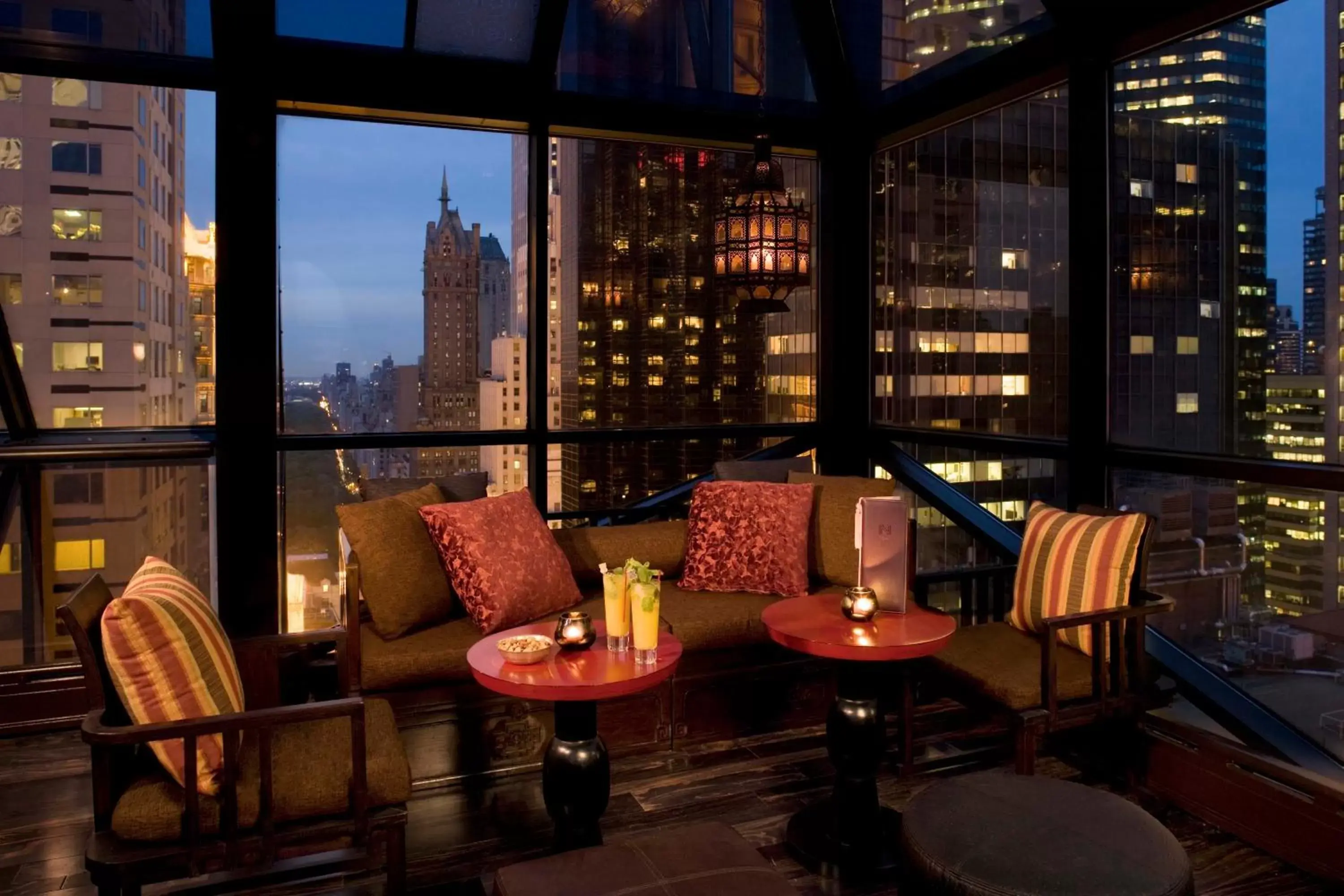 Lounge or bar in The Peninsula New York