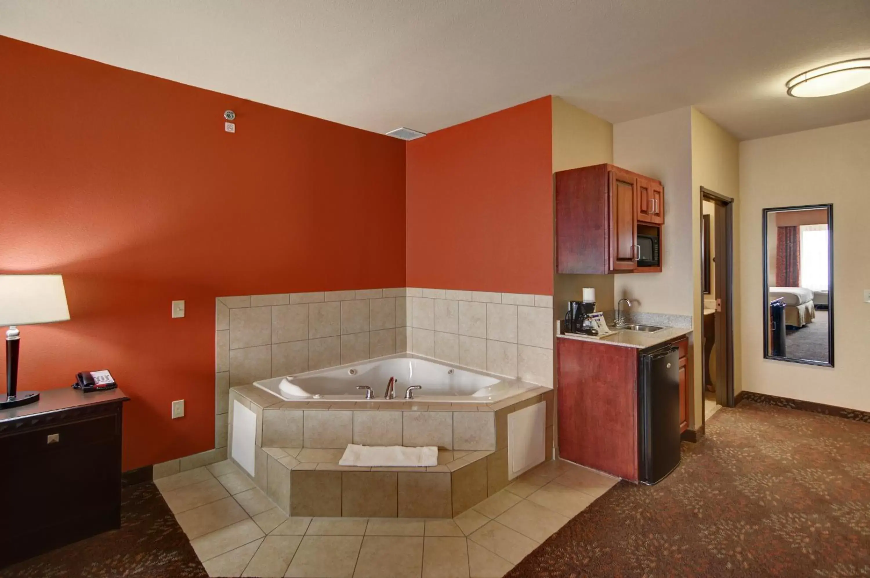 Photo of the whole room, Bathroom in Holiday Inn Express Hotel and Suites Altus, an IHG Hotel