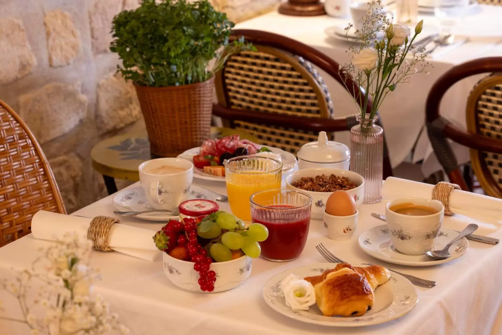 Buffet breakfast in Hotel Le Saint Gregoire