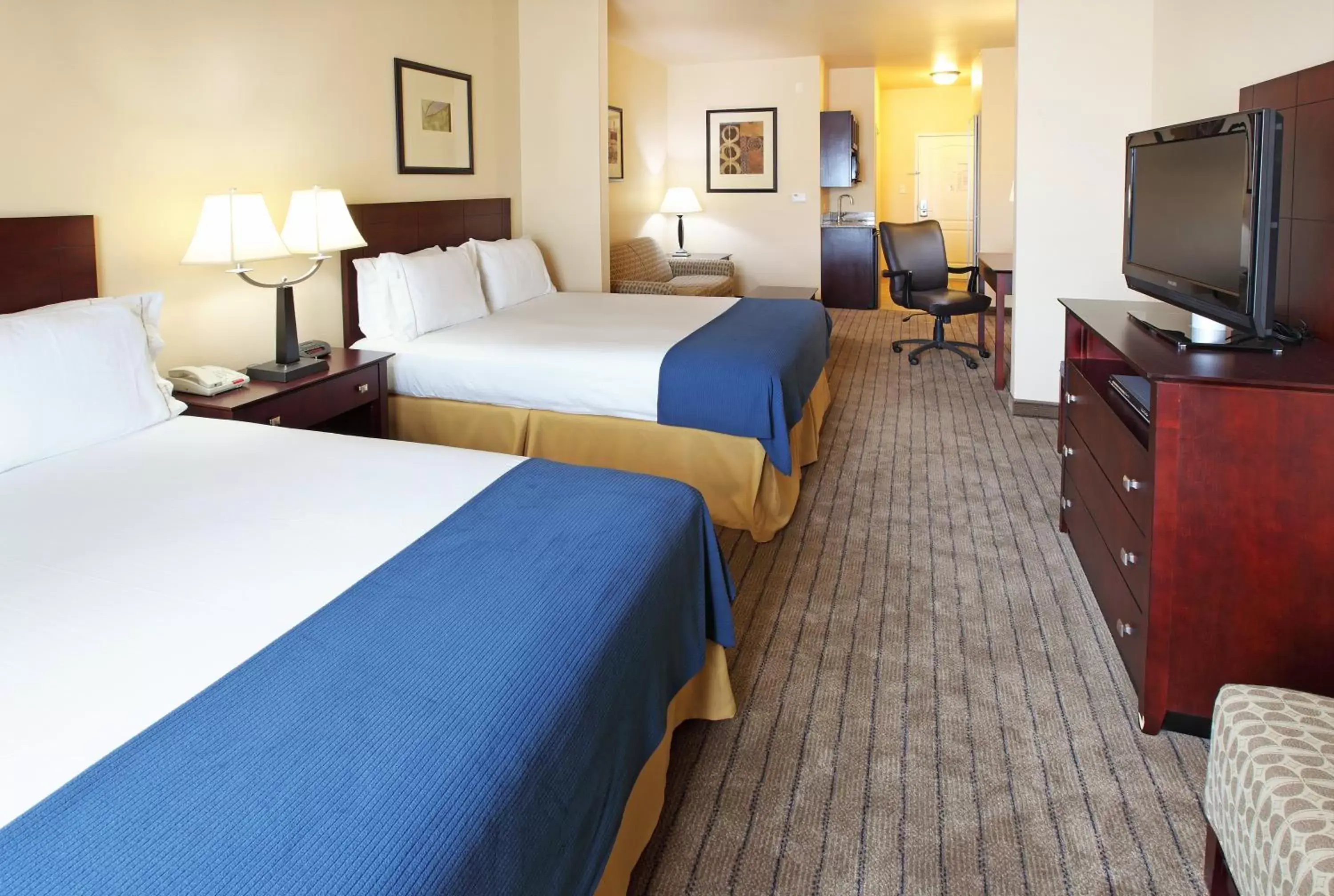 Photo of the whole room, Bed in Holiday Inn Express Hotel & Suites Marshall, an IHG Hotel