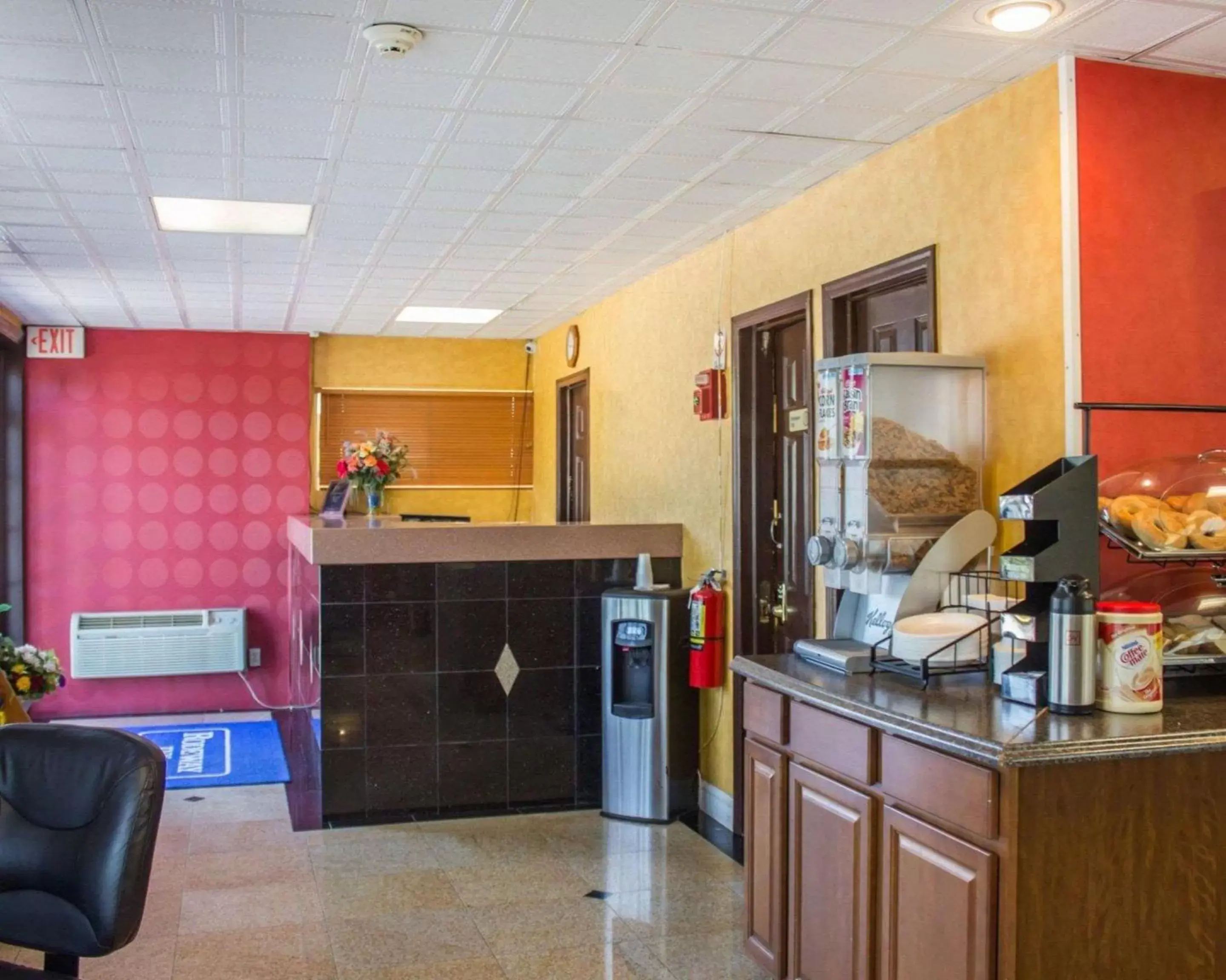 Lobby or reception, Kitchen/Kitchenette in Rodeway Inn Huntington Station - Melville