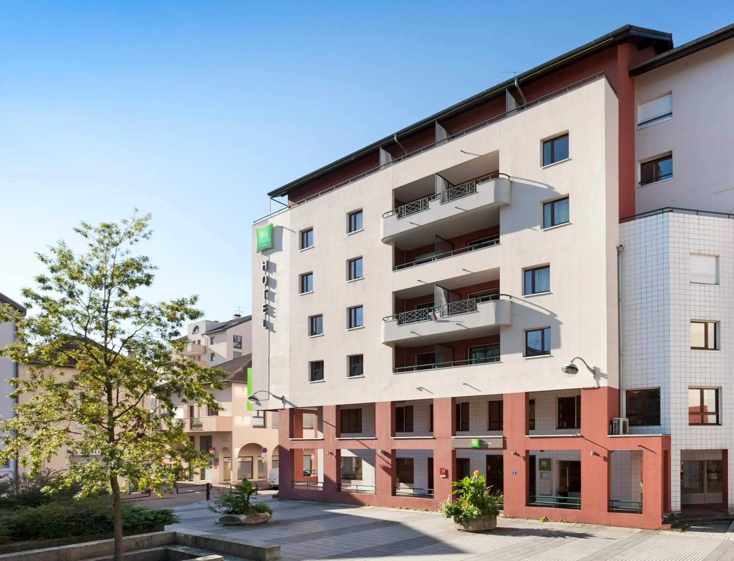 Facade/entrance, Property Building in ibis Styles Annecy Centre Gare