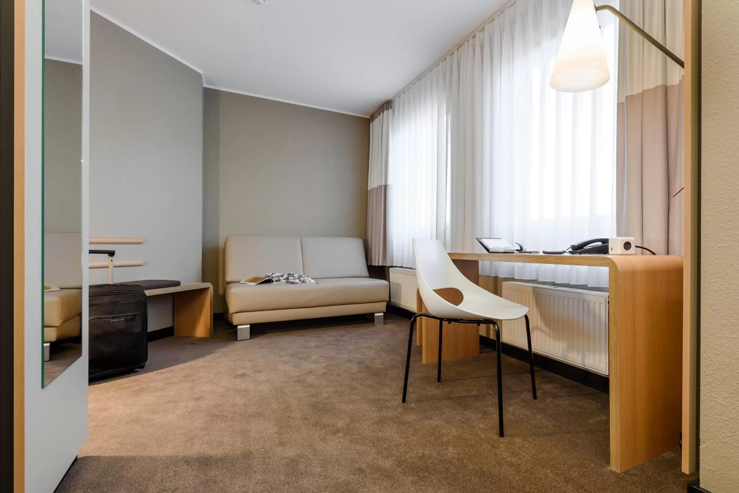 Photo of the whole room, Seating Area in ibis Frankfurt Centrum