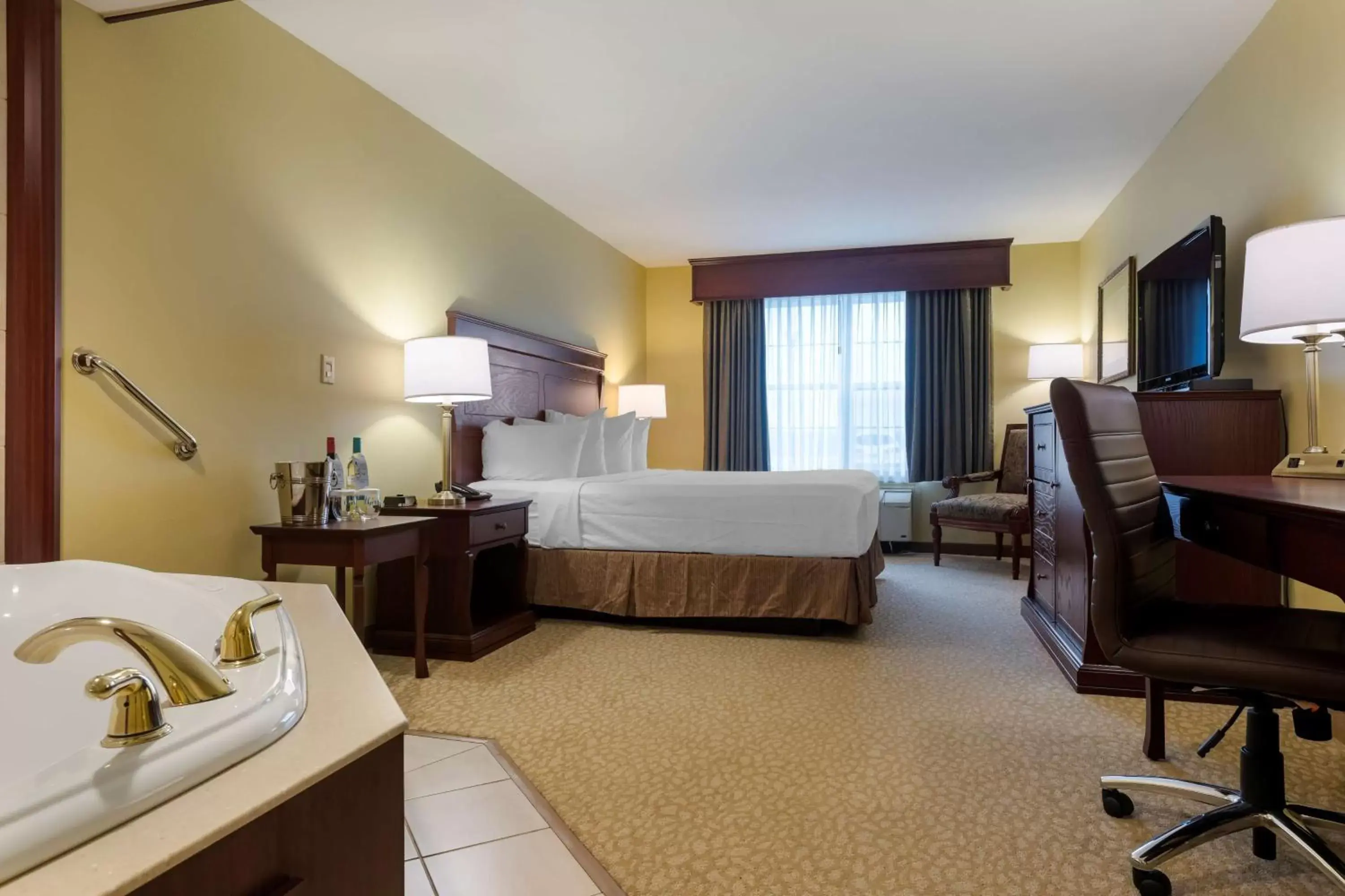 Bedroom in Best Western Plus Grand-Sault Hotel & Suites