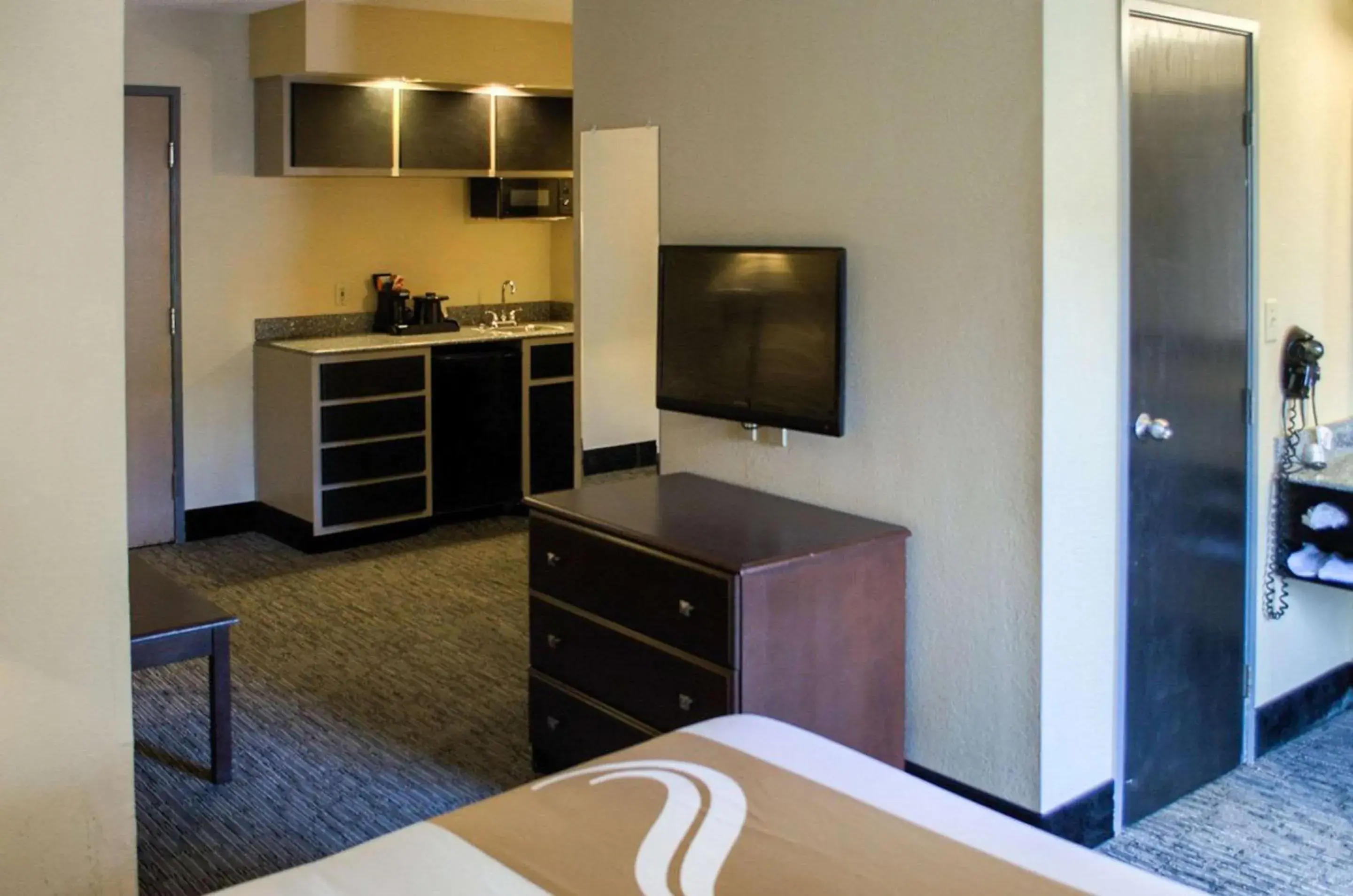 Photo of the whole room, TV/Entertainment Center in Quality Inn & Suites at Airport Blvd I-65