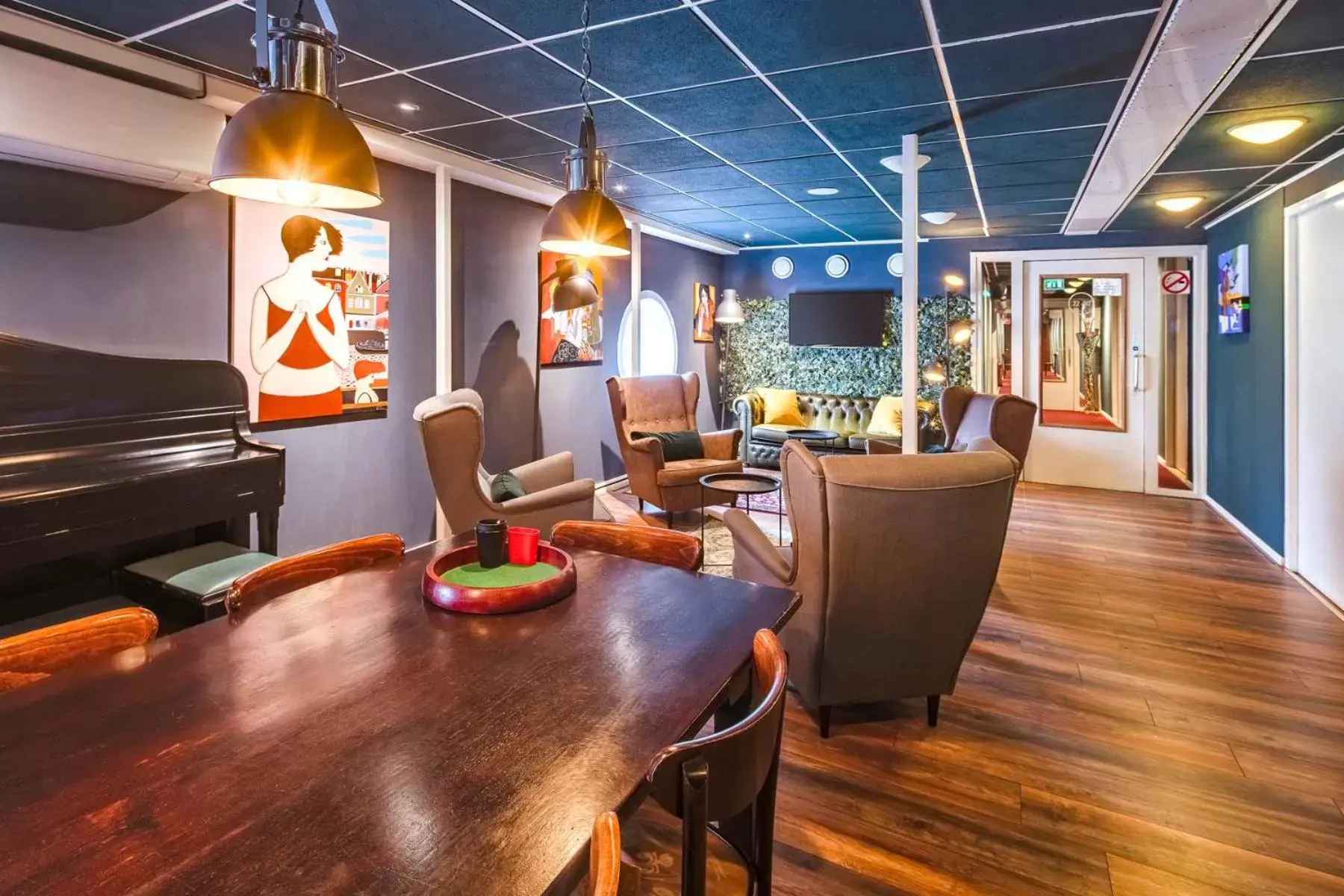 Lounge or bar in H2OTEL Rotterdam