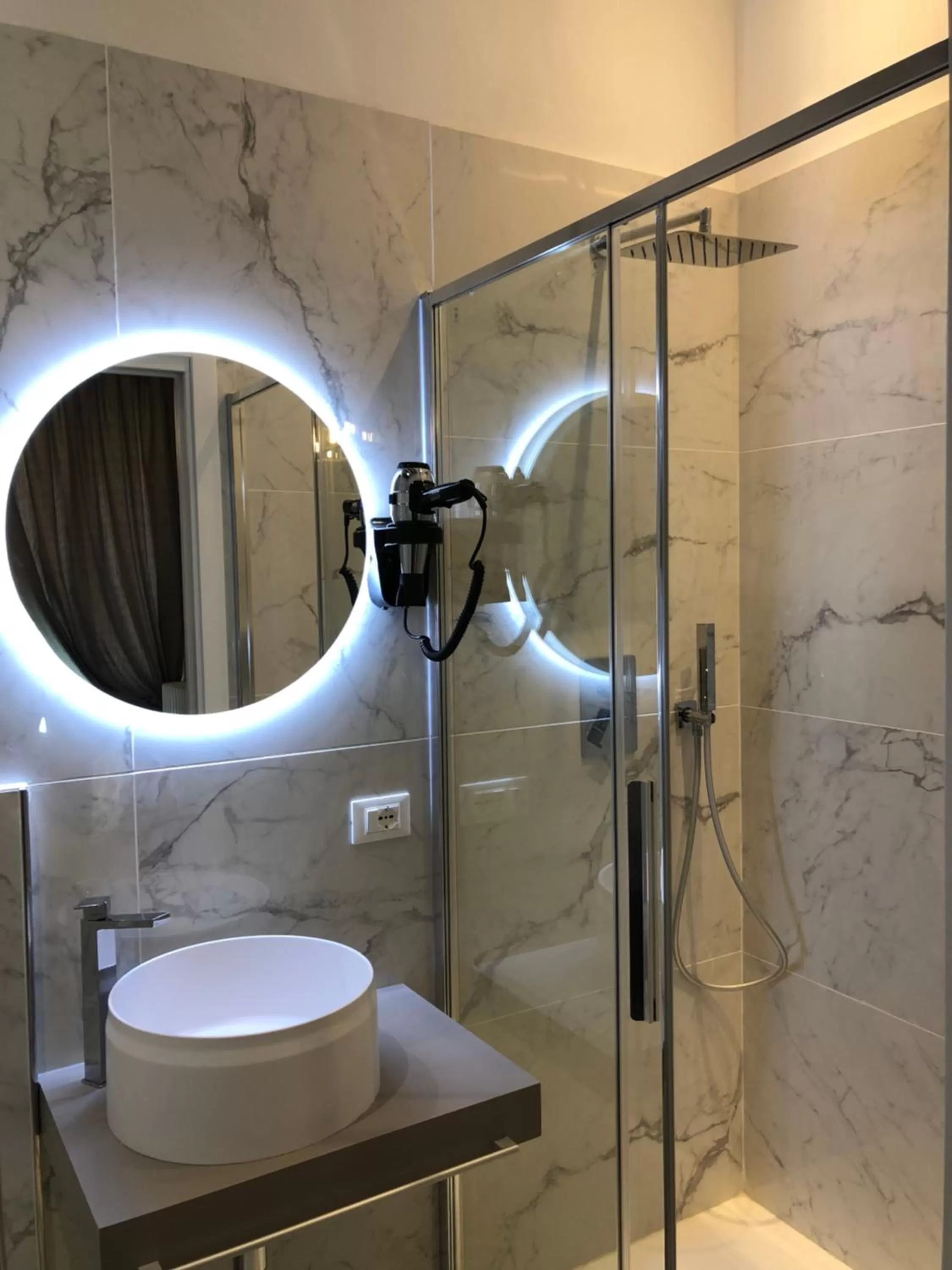 Shower in Albergo Marin