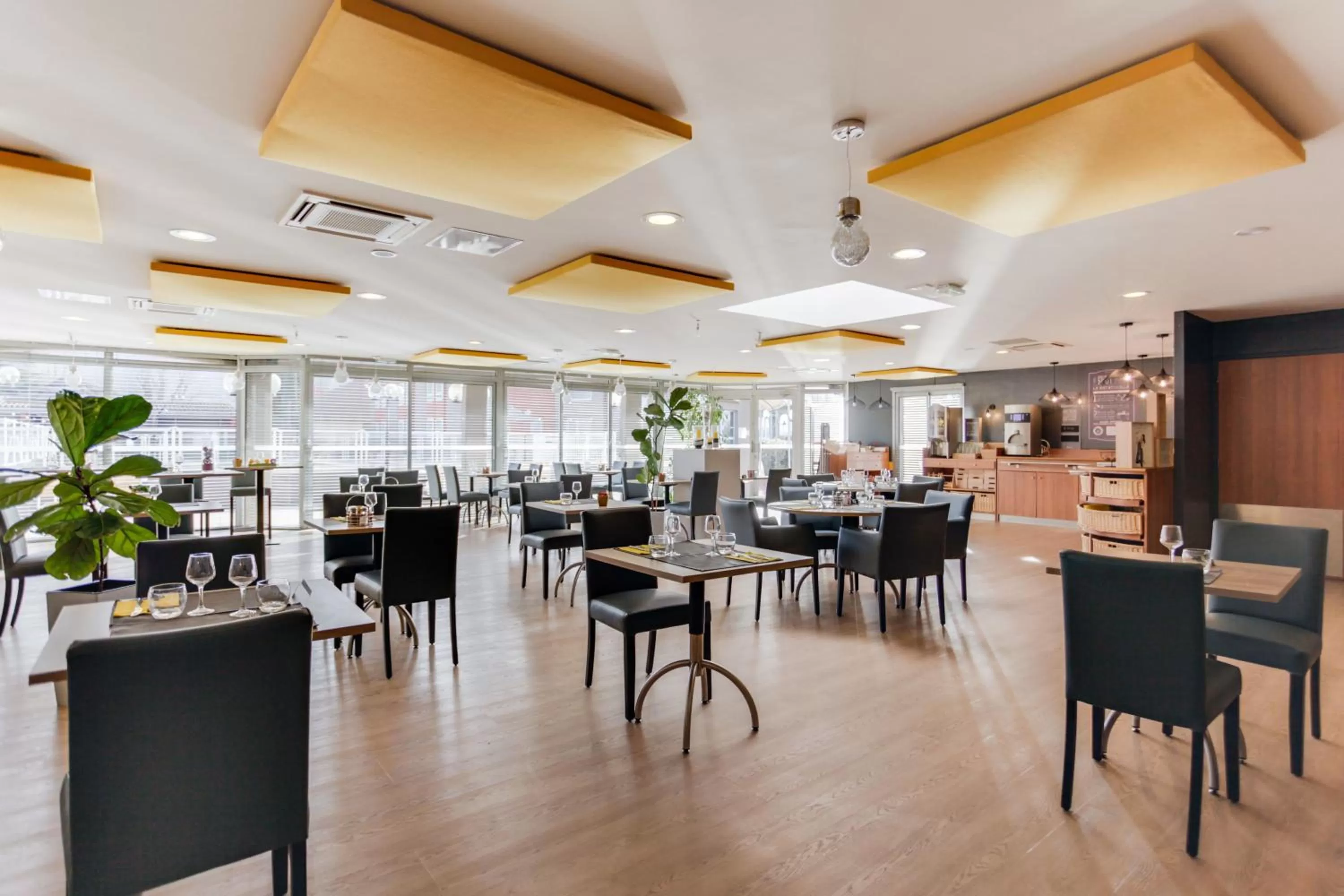 Restaurant/places to eat in ibis Montélimar Nord