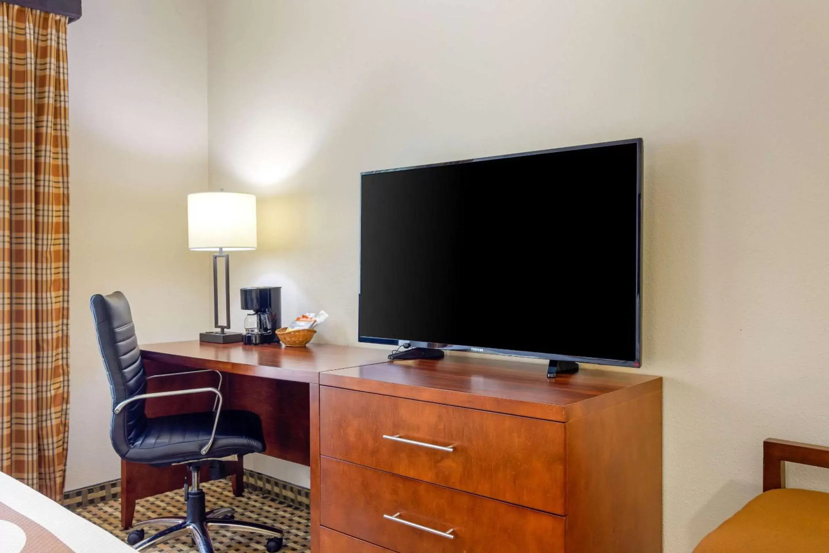 Photo of the whole room, TV/Entertainment Center in Quality Inn & Suites Decatur - Atlanta East