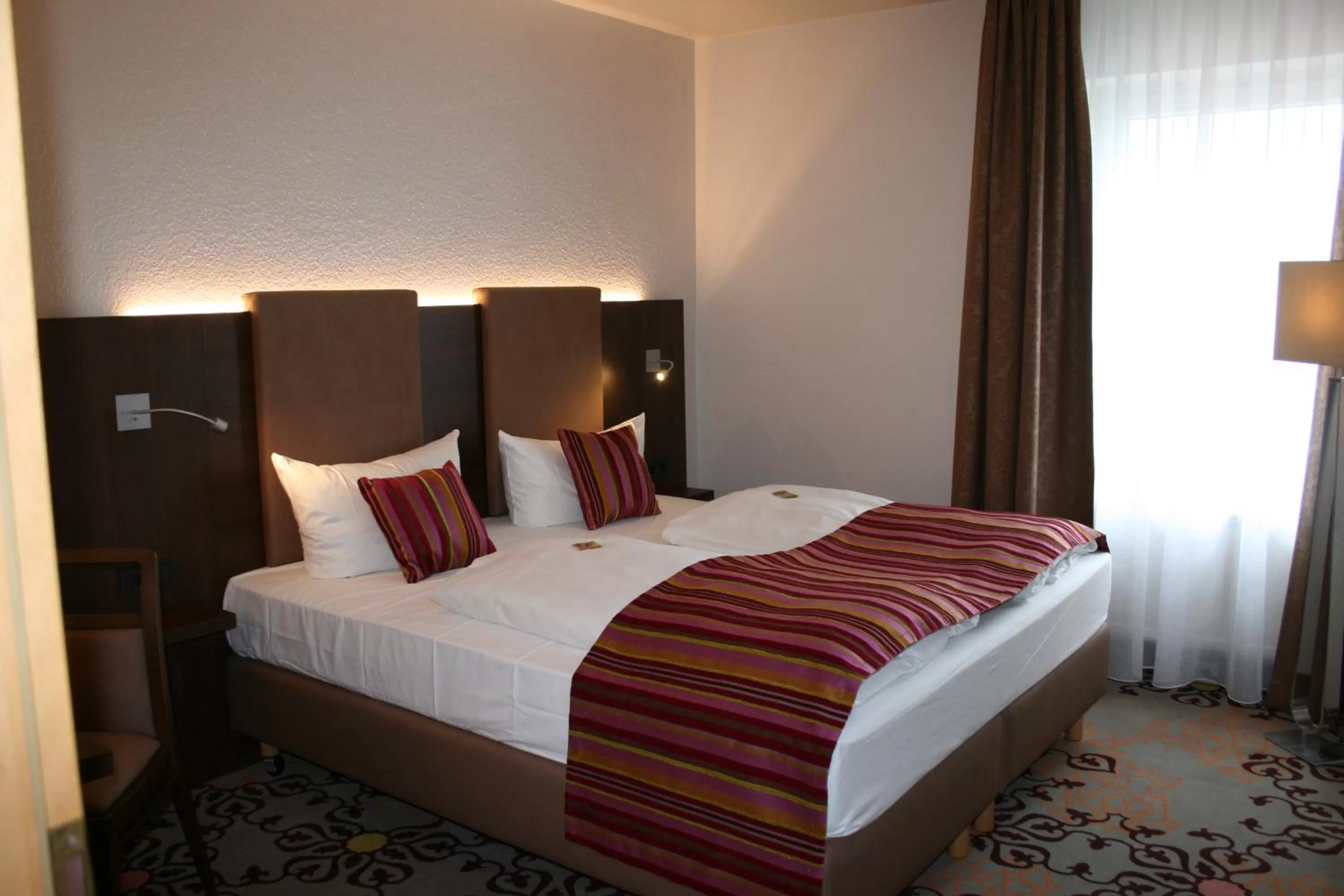 Photo of the whole room, Bed in HOTEL PARQÉO im A66