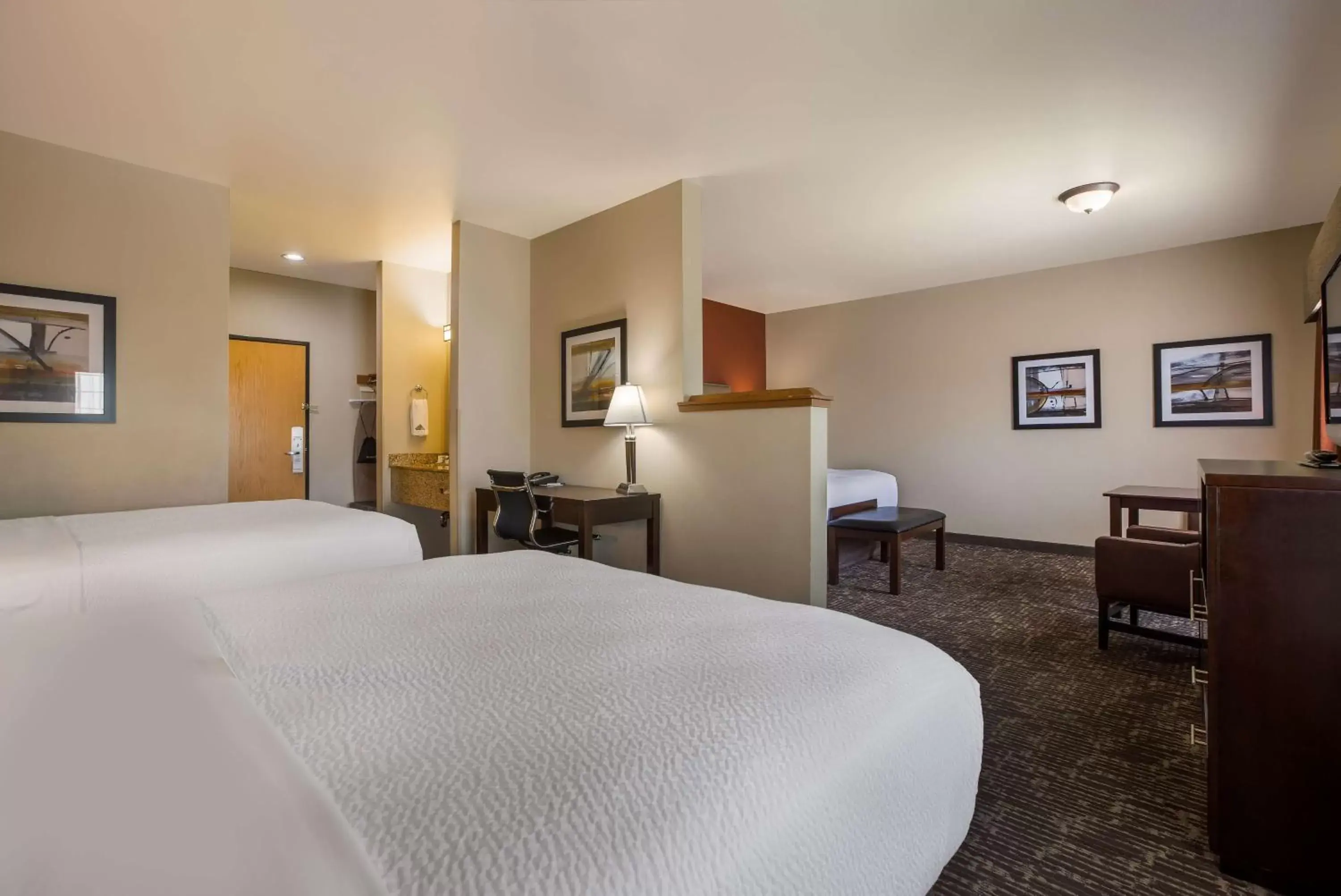 Photo of the whole room, Bed in Best Western Northwest Lodge
