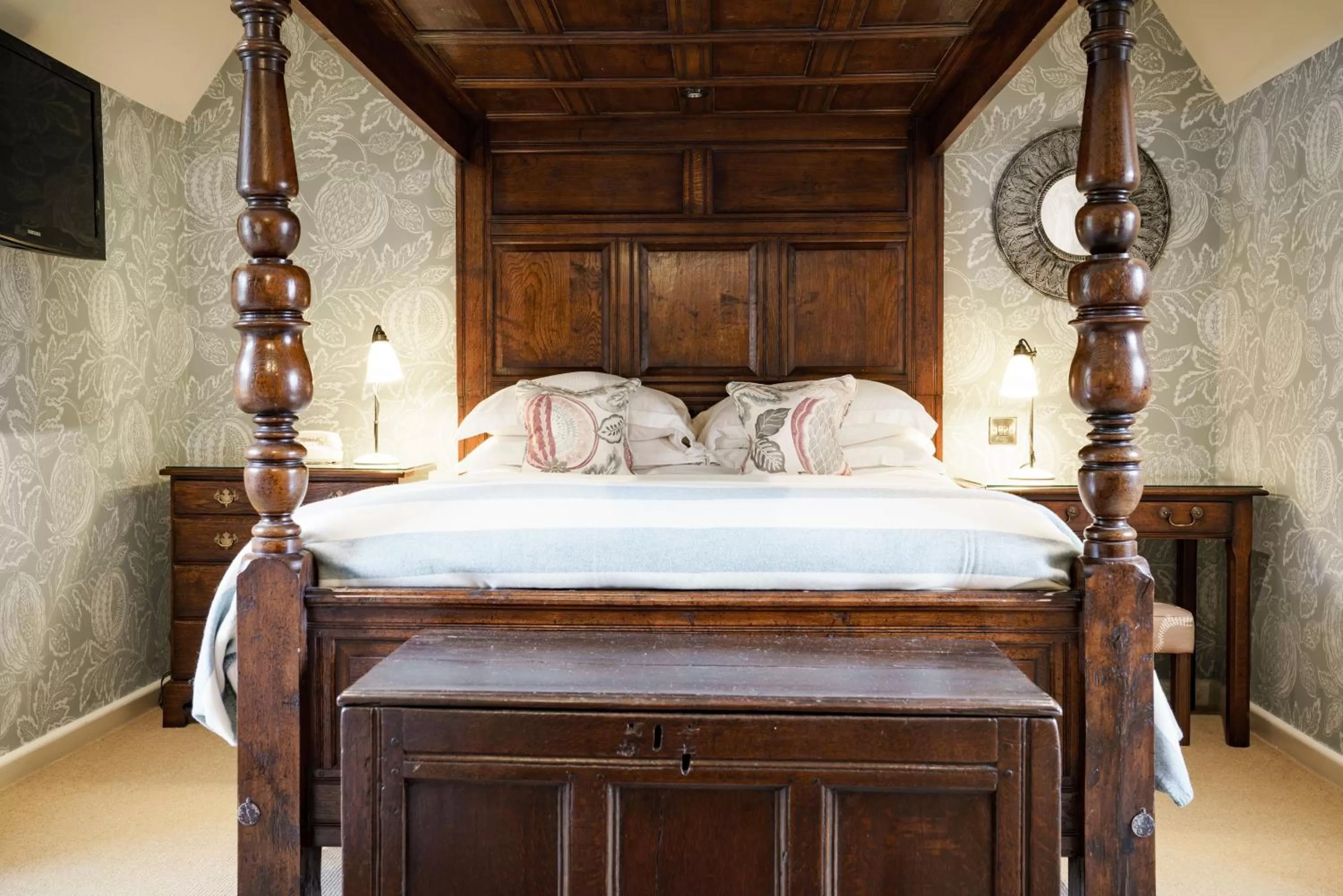 Bed in The Bear Of Rodborough Hotel