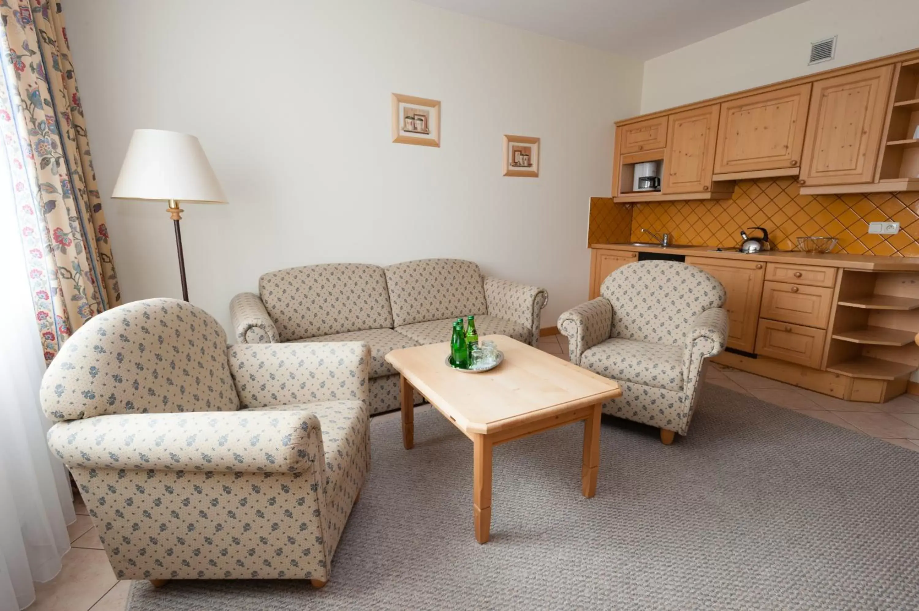 Kitchen or kitchenette, Seating Area in Hotel Partner