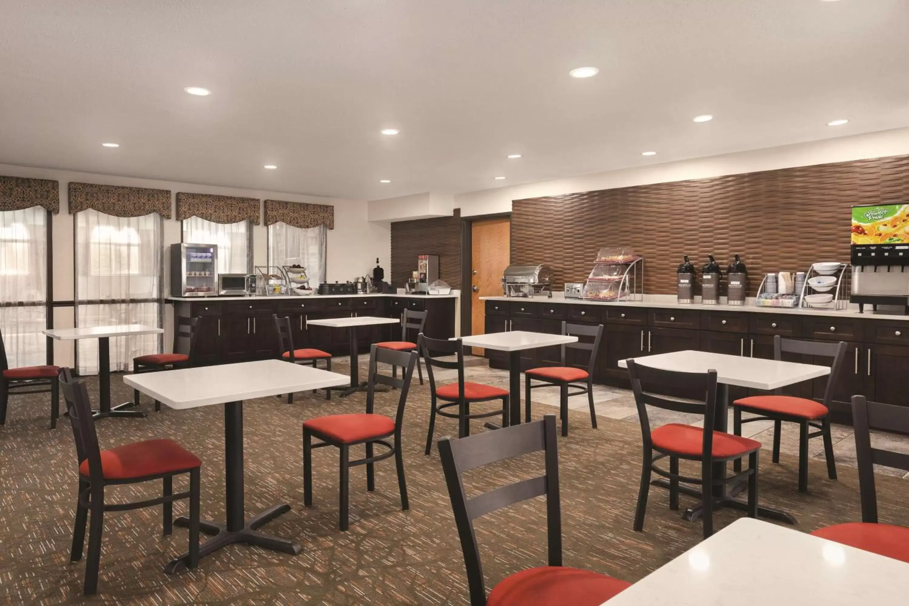 Breakfast, Restaurant/Places to Eat in Country Inn & Suites by Radisson, Auburn, IN